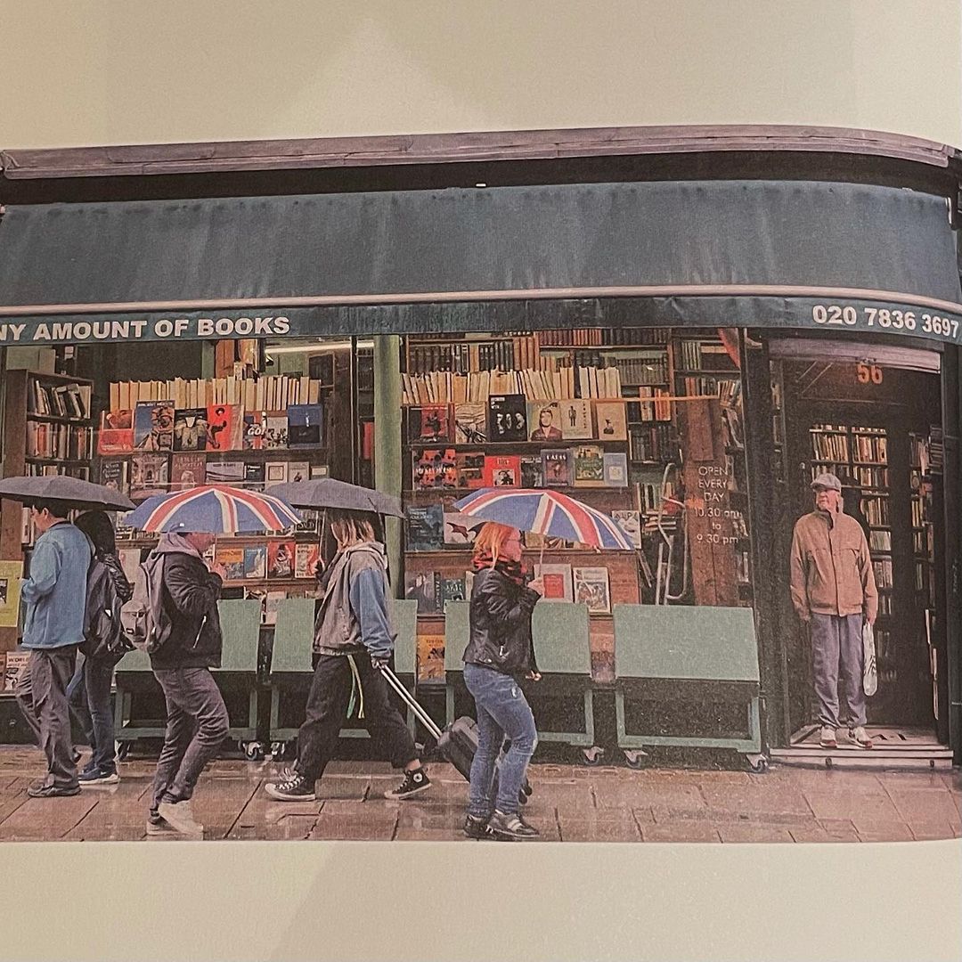  “_ [좋은건 같이봐요] 마음이 편안해지는 예쁜글귀와 사진의 색감으로부터 작은 위안을 얻게되는 편안하게 읽기 좋은 책…”