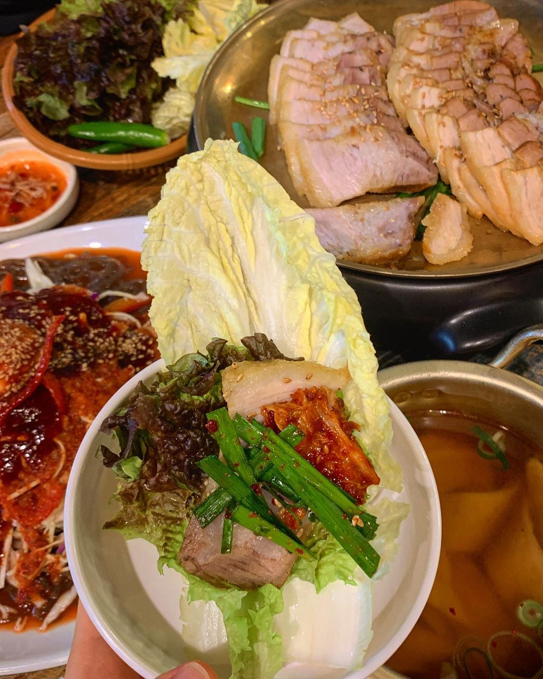  “#협찬 저번에 족발사진 올렸으니 이번엔 보쌈피드!!🐹💛 📍#왕십리 #로컬맛집 으로 엄청 유명한 #호야네족발 ♥️ ⠀ 여기는 #족발맛집 으로 유명한데 오늘은 #보쌈 이 땡기더라구요? 🔖 그래서 제리가 먹은 메뉴는 보쌈 소자 & 막국수 입니다…”