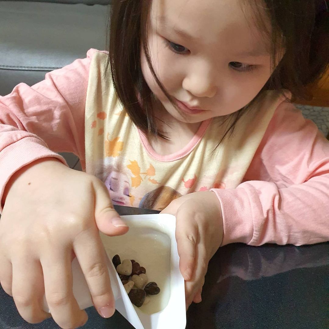  “#협찬 @namyang.playground #또떠불 #또깍접어떠먹는불가리스 요거트를 좋아하는 딸을 위해 새로운 간식이 왔어영🥳 . 🌞또각 접어 떠먹는 불가리스 , 또떠불 . 🌈 2가지 맛 - 하트초코 , 눈꽃초코&그레놀라 🌈 종이스푼 포함 🌈…”