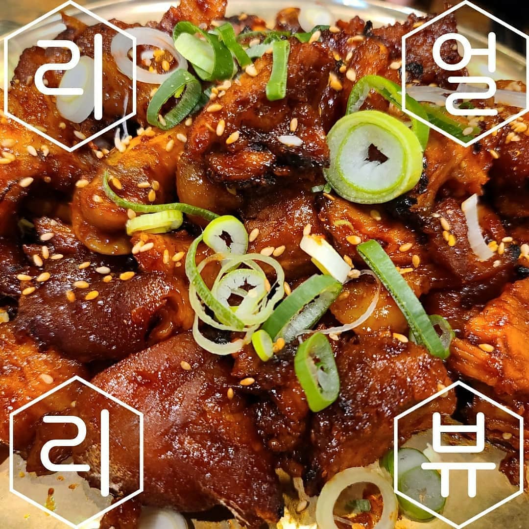  “#협찬 #체험 #호야네족발🐷 #왕십리맛집 #불족발 #막국수 . 울 인님들💛 불족발🔥🍖좋아하시나요?? 옴뇸뇸새댁👩‍🍳은 오늘 처음으로 불족발을 먹어봤드래요~ 옴마 이게 뭔맛?!🤭 완전 맛있어서 깜딱놀랐네염😳.....😍대박👍🏻 왜 이제까지 이 맛을…”