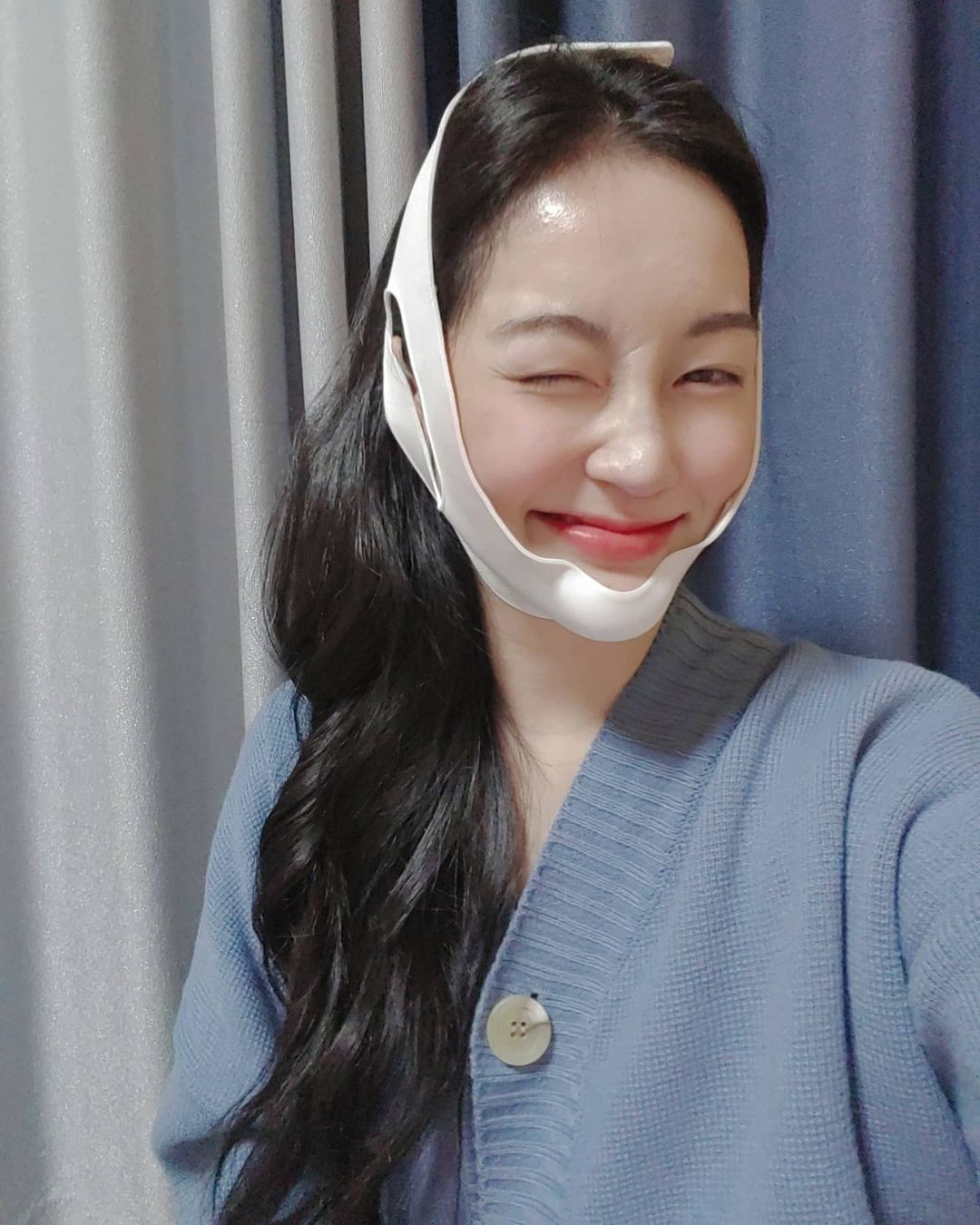  “#협찬 🖇실리콘 소재로 반영구적 사용 가능 / 열탕 소독 가능 🖇다른 제품과 달리 지압점이 들어가있는 포인트 🖇편하면서 조여주는 밴딩감 / 프리사이즈 🖇자연스럽게 지압되면서(지압점 포인트) 리프팅되는 효과 🖇쓸림 방지 날개(빗살 무늬)…”