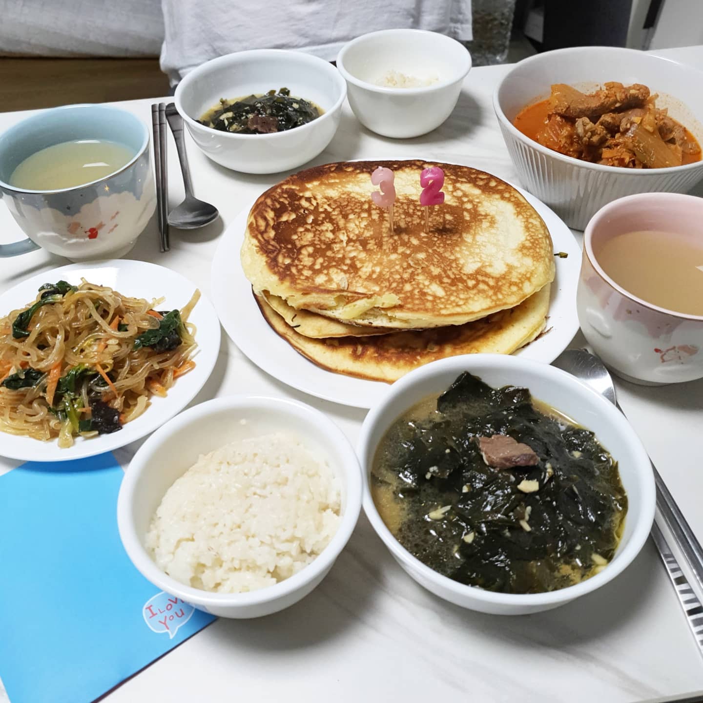 #20210214 결혼하고 첫생일🎂
엄마표잡채,밥,미역국,국물많아서 김치찌개같았던ㅋㅋ두루치기, 케이크대신 팬케이크🥞 울오빠다운 귀여운 #생일상 💕 유투브보고 열심히 공부한 두루치기가 완전 내스타일👍👍 저녁에도 소곡이랑 또 둘이 파티파티🤗
.
설연휴랑 겹쳐서ㅋㅋ 더 알차게 보내고 축하도 많이 받고 해피햎ㄱ❤
.
.
.
#HBD #생일 #럽스타그램 #신혼부부 #신혼