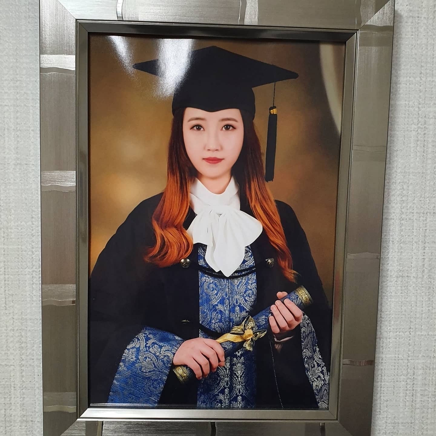 다들 졸업사진 올리길래 나도 스을...쩍...
.
.
.
#졸업2년차 #17학번 #틀니