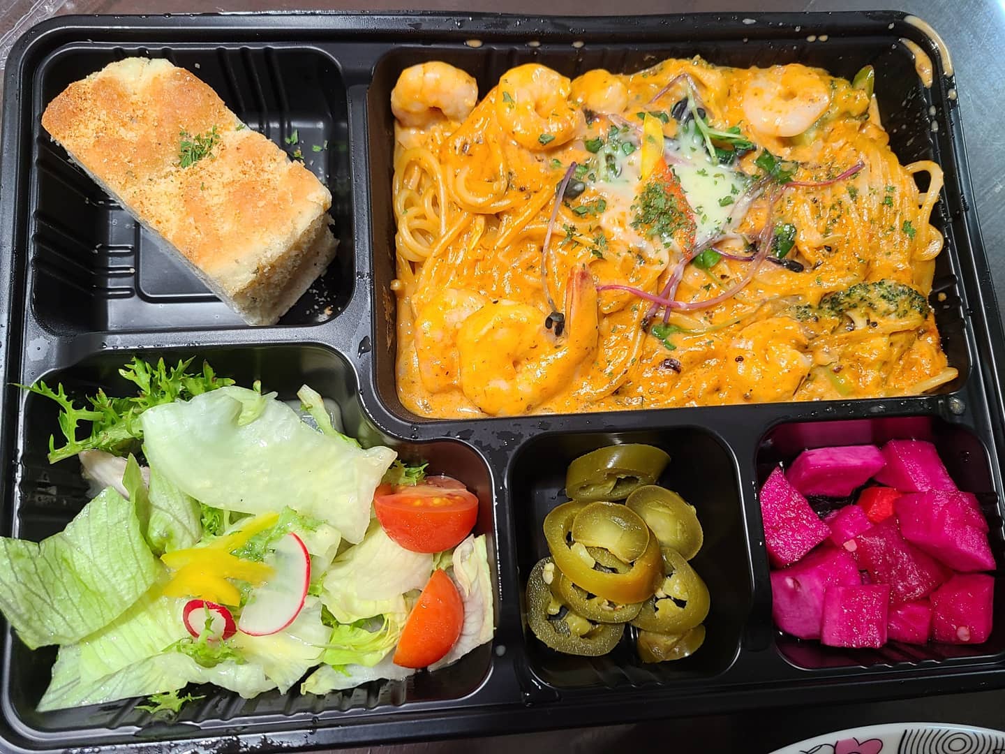 생일 날 먹은 파스타 🍝
코로나때문에 외식도 못해서 배달 시켰다..
외식 안 한지 너무 오래됐다..^^
-
배달도 깔끔하고 매장에서 먹는 것 만큼 깔끔하게 담아주셨다!
알찬 도시락 같아서 너무 만족^_^

나중에 또 주문해야지 💛

맛도 최고 👍

#어반스트릿 #로제파스타 #쉬림프로제파스타 #파스타 #파스타맛집 #파스타배달 #신세계 #파스타배달맛집  #어반스트릿춘천 #배달맛집 #춘천배달 #춘천맛집 #먹방 #먹스타 #맛집 #맛스타그램 #먹스타그램 #맞팔 #파스타🍝 #일상 #코로나조심