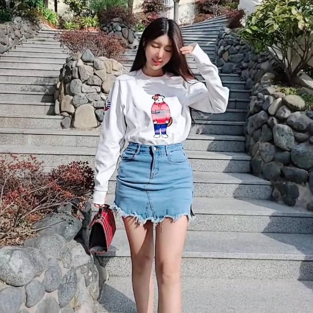  “#협찬 이 귀여운 옥스타 맨투맨 어쩔꼬야,,♡ 옷감이 진짜 이렇게 부드러워도 되는건가요~ 짱짱한 재질에 깜짝 ! 이건 진짜 컬러별루 쟁여야해요~ 무엇보다 프린트 브로독 캐릭터 너무귀엽구~ 댕댕이 사랑하는 인이는 행복~🐶💕 #옥스타 #데일리룩…”