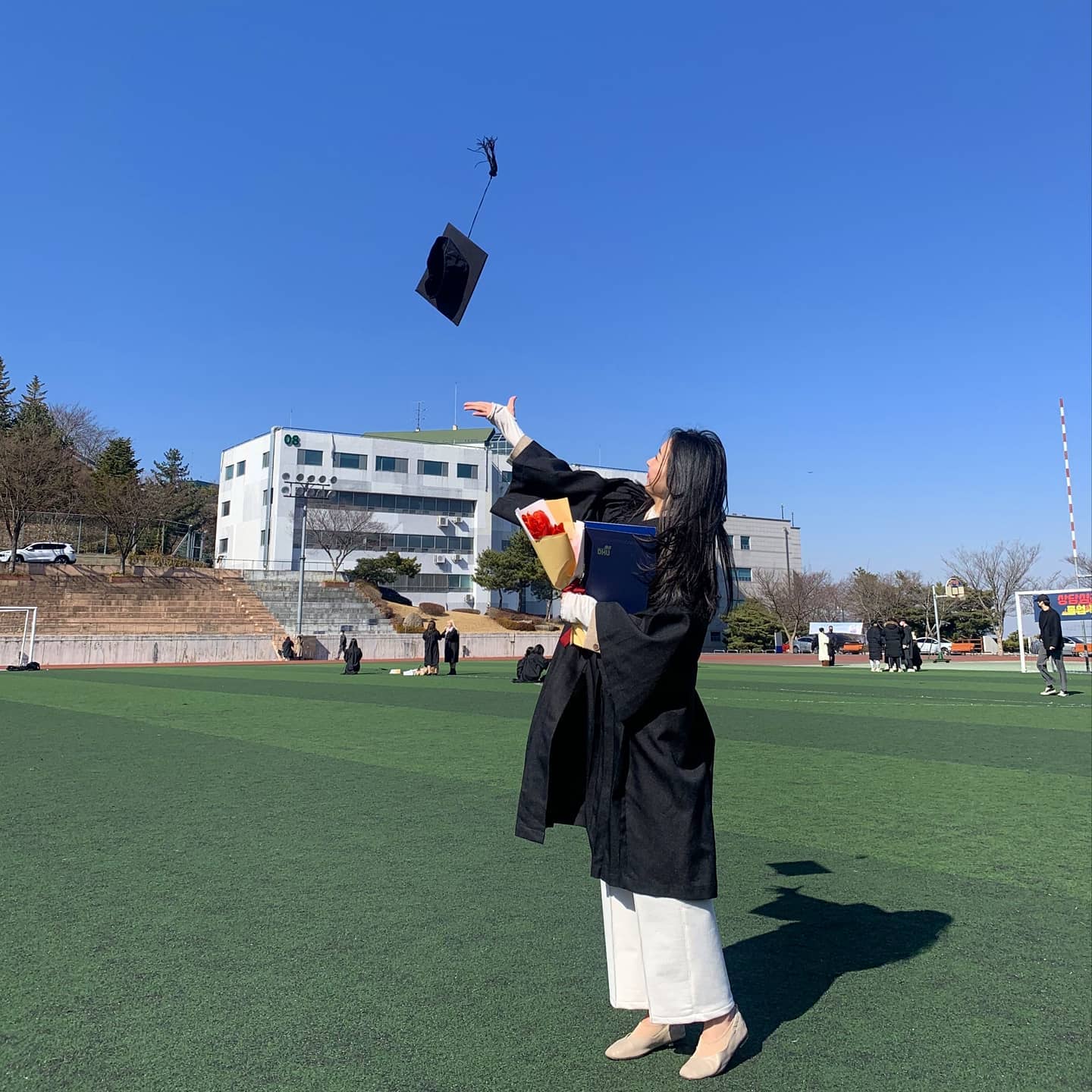 축 졸업🧡
4년의 결실 : 학위 2개, 교원자격증
앞으로도 화이팅‼️

p.s 바람 할많하않

#대구 #98 #미용과 #화장품과 #졸업식 #졸업 #학사모 #대학생코디