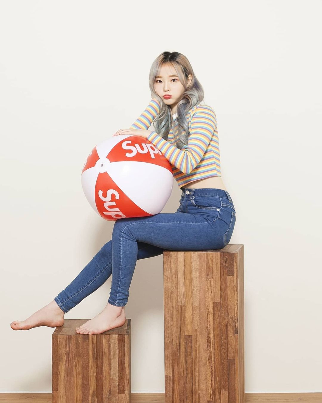  “퀄리티, 보정 모두 체고🎉 재밌었던 포.토.위.크 @photoweekstudio 다양한 컨셉룸이 있는 셀프 사진 스튜디오❗ 셀프 사진이라 부담없이 촬영할 수 있더용 힙합, 모던룩, 정장 등의 의상도 대여 가능하구 루프탑 스튜디오도 있어 잠실 도심…”