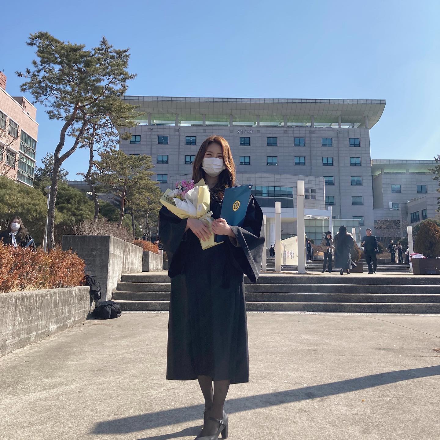 2021.02.19 졸업
아직도 실감이 나질 않네요
축하해주신 모든 분들 감사합니다

곁에 있어준 친구들, 격려와 헌신을 아끼지 않으셨던 교수님들, 모두 감사드립니다!!

#졸업 #졸업식 #graduated  #graduation #collage #🎓