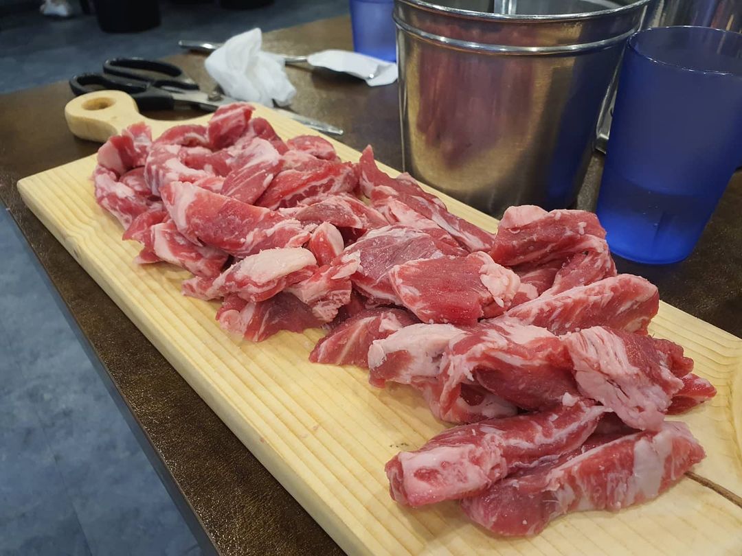  “말복은 친정식구 완전체로❤ 근데 난 또 못먹었다... 담에 또 가야지..😂😂😂 소고기만 주문제고 다른거는 다 무한리필!!!! 칼국수,수제비,밥,게장까지♡♡♡ . #부천 #부천맛집 #낙원갈비 #낙원진갈비 #부천점 #무한리필맛집 #소고기맛집 #살치살…”
