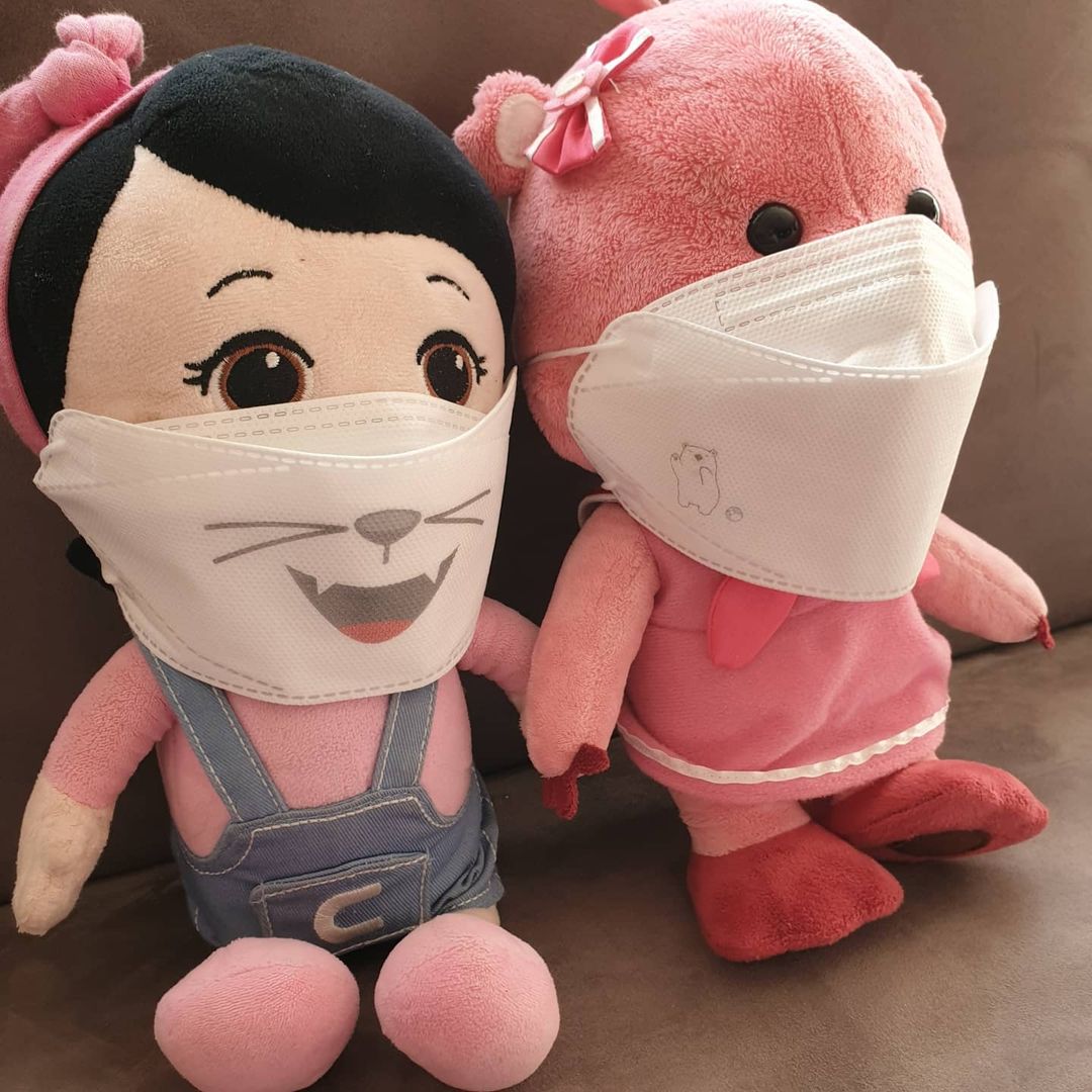  “#개성있는마스크 일상이되어버린 마스크에 소소한 재미붙히기~💕💕 내가먼저. 써보니 아드리 손가락질하면 함박웃음을~😘 귀엽다귀엽다 루피와 캐리도 마스크끼고 😷 우리혁이도 이쁜마스크끼고 등원완료 3세는 소형도 조금커서 귀걸이…”