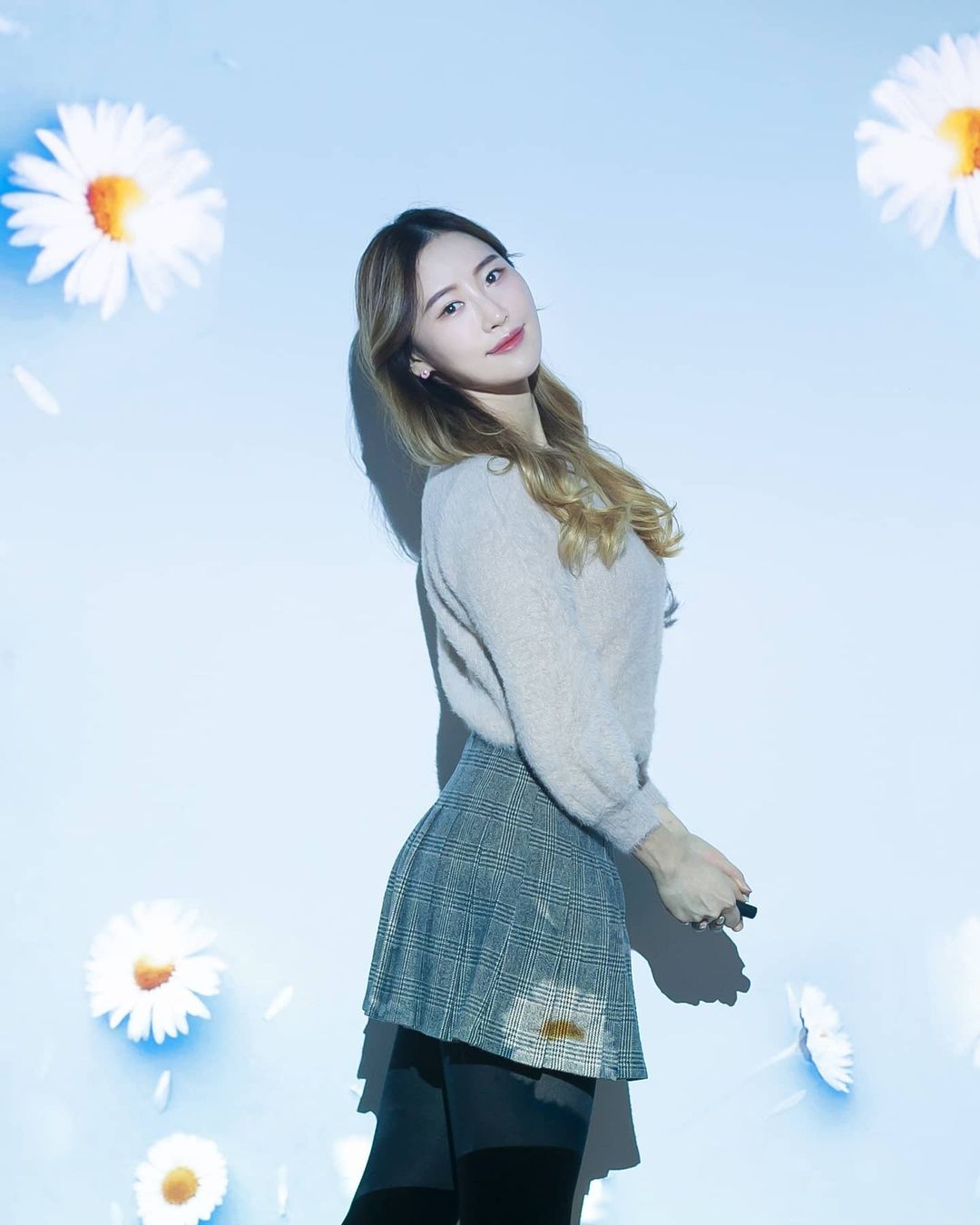  “잠실에 새로 생긴 셀프 사진관이 있다고 해서 다녀왔는데요! 요즘 핫한 흑백사진도 찍어볼 수 있고 다양한 배경의 컬러사진과 롯데월드타워를 배경으로 루프탑에서도 찍을 수 있어요! 저는 포토위크에만 있는 빈티지블랙이랑 비비드컬러에서…”