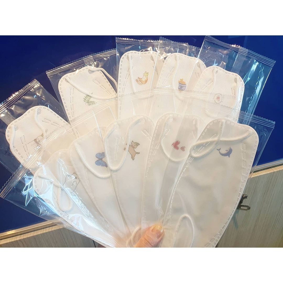  “마스크없이는 못나가는 요즘 마스크종류?도 엄청 많아졌더라구요!😆 그중에 코모드마스크는 마스크에 여러가지 디자인을 인쇄할수있더라구요! 인쇄방식도 식용잉크로 7~80%물로구성되어있어서 안전하다고하네요 ㅎㅎ 인쇄할수있는디자인들이 많은데 그중에…”