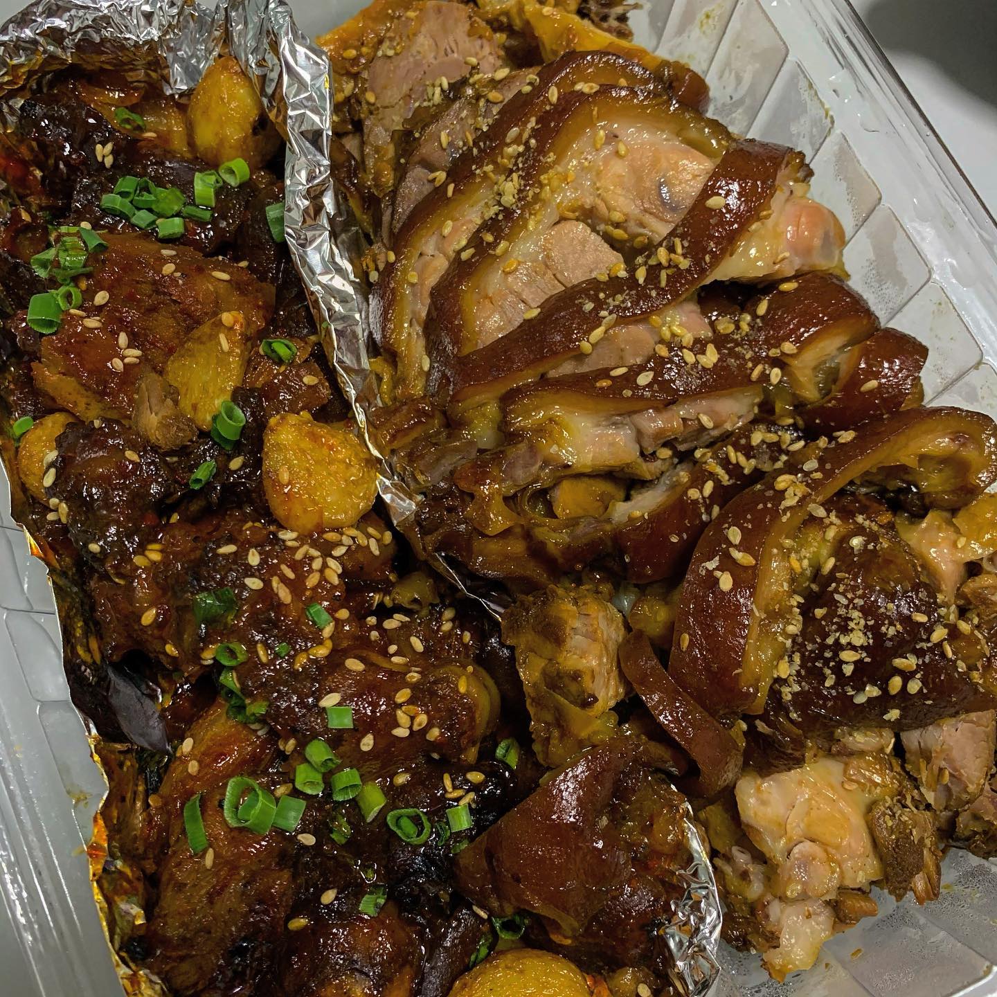 .
#세먹_강남 #세먹_배달 #장서는날 
.
온족발 불족발 심지어 서비스 육회까지 존맛인 족발집
.
배달 받자마자 한약재 냄새가 퐝- 나서
아 여기 잘 끓이는 집이겠구나 했다
.
탱글 쫄깃한 기본 족발, 매콤족발 반반과
야채쫄면을 시켰고 서비스로 육회를 받았다
.
매일 30족만 한정판매 하신다더니 정성 한가득이였고 탱글탱글 윤기 좌르르 한게 넘나 존맛,,,★
쫄면이랑 같이 먹어줘야 하는게 국룰٩(ˊᗜˋ)و
.
내 원픽 불족발은 맛있게 매운맛 그 자체!
스트레스가 확 풀리는 맛이다ㅜㅠ 아우 침고여,,★
.
서비스 육회까지 넘넘 맛있어서
이것이 바로 주객전도인가 싶기도 하고 족발도 맛있어서 또 아닌 것 같고•••
담엔 육회도 따로 시켜볼테닷(˃̶᷄‧̫ ˂̶᷅๑ )
.
💡상호명 : 장서는날
💡가격 : 반반족발 35000 매콤야채쫄면7000
💡위치 : 서울 강남구 강남대로78길 35
.
.
맛 : ☀️☀️☀️☀️ 매콤 불족발 양념 넘 맛있고 육회까지 댑악
.