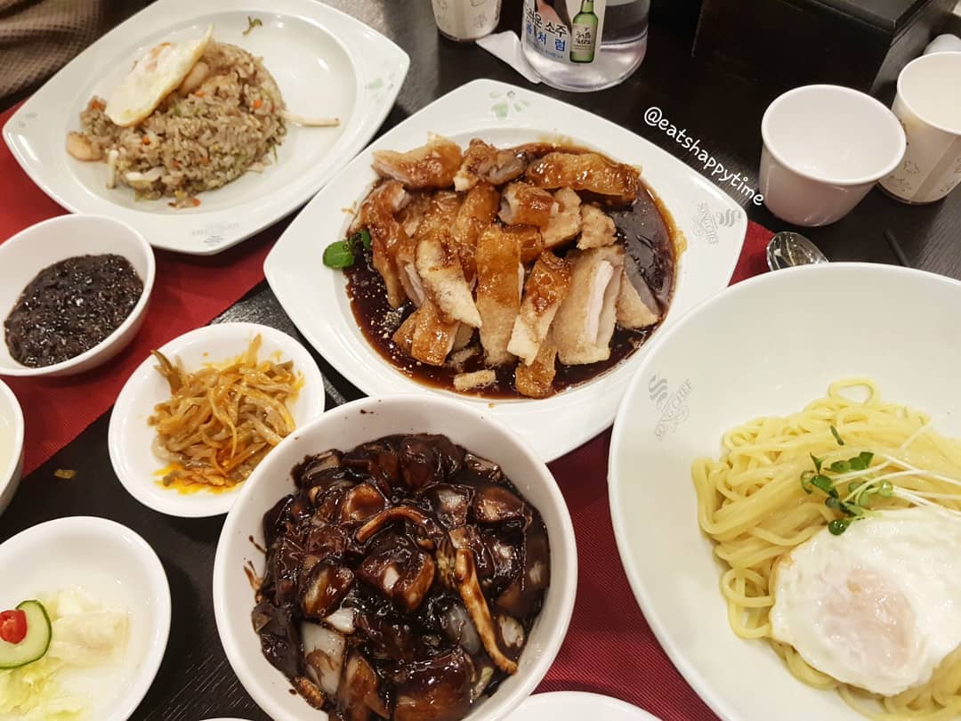 🥠송셰프🥠
.
■찹쌀탕수육(꿔바로우) 28.0
■삼선간짜장+후라이 8.0
■삼선볶음밥+후라이 8.0
.
송파에서 유명한 이영자맛집으로도 알려진 중식당이에요
일단 신선한 해물 재료를 아낌없이 듬뿍 넣어주고 양도 진짜 많아요 ㅋㅋ
둘이서 배 찢어지게 먹었네요🤣
여기 꿔바로우는 일반적으로 아는 새큼한 맛보다는 특제소스로 만들어서 적당히 달달한 맛이에요 먹기좋게 직접 잘라주시는데 고기가 엄청 실하더라구요👍
항상 짬뽕만 먹다가 올만에 삼선짜장을 먹엇는데 새우가 왜케 많나용ㅋㅋ볶음밥과 같이 나오는 짜장대신에 삼선짜장으로 볶음밥도 열심히 비벼먹고 짜장면도 먹고 알차게 먹었어요☺️ 짜장면엔 후라이!!! 아시죵?😏
그리고 무엇보다 짜샤이..보통 빨갛게 버무려져서 물렁하고짠맛나는맛이 아니라
고추기름을 따로 부어서 줘서 저희사 삭삭 비벼먹엇더니 넘 맛있엇어요( 총 4번먹음🤣🤣 )
.
❣특별한 날 배터지세 #잇츠해피타임
.
🚩서울 송파구 백제고분로 357 석촌역 7번출구
⏰11:30~
.
#꿔바로우#찹쌀탕수육#삼선간짜장#삼선간짜장면#짜장면#짜장면후라이#삼선볶음밥#볶음밥#중식당추천#중식당#중국요리#중국요리맛집#이영자맛집#송파맛집#석촌역맛집#석촌호수맛집#송셰프#먹스타그램#푸드스타그램#음식스타그램#특별한날#먹팔소통#일상