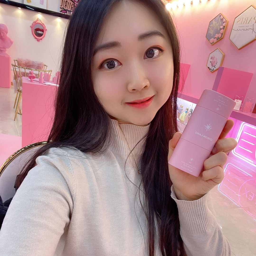  “#협찬 - ✨머스트해브듀오 입구에 들어올 때부터 화려한 느낌과 조명이 너무 예쁘더라구요 순간 또 다른 세계인 줄 알았답니다 - 핑쿠한 공간이 저를 이끌더라구여💕 핑크 미스트&에센셜은 50 ml &30ml 용량으로 되어있어용 😁 - 에센셜은…”