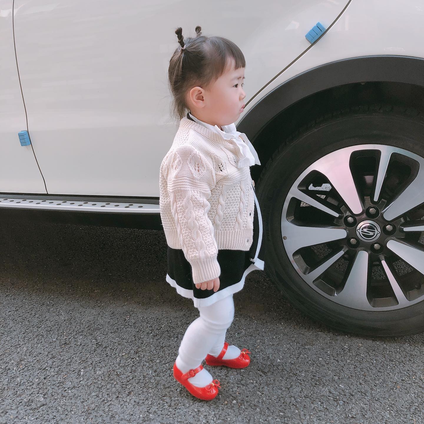 _
수료식이라 하여 오랜만에 치마입고 등원하는 샤언니
옆모습 얼굴 그냥 동그라미네ㅋㅋㅋㅋㅋㅋ

며칠전부터 또 꽂힌 빨간구두......👠
꾸역꾸역 간신히 들어가긴 하는데
보는 내가 다 발이 아프다 시아야...#신데렐라언니
.
.
.
#20210224#어린이집수료식#등원길
#똥골뱅이#아빠판박이#붕어빵#신기방기
#빨간구두#그렇게좋니#발안아프니