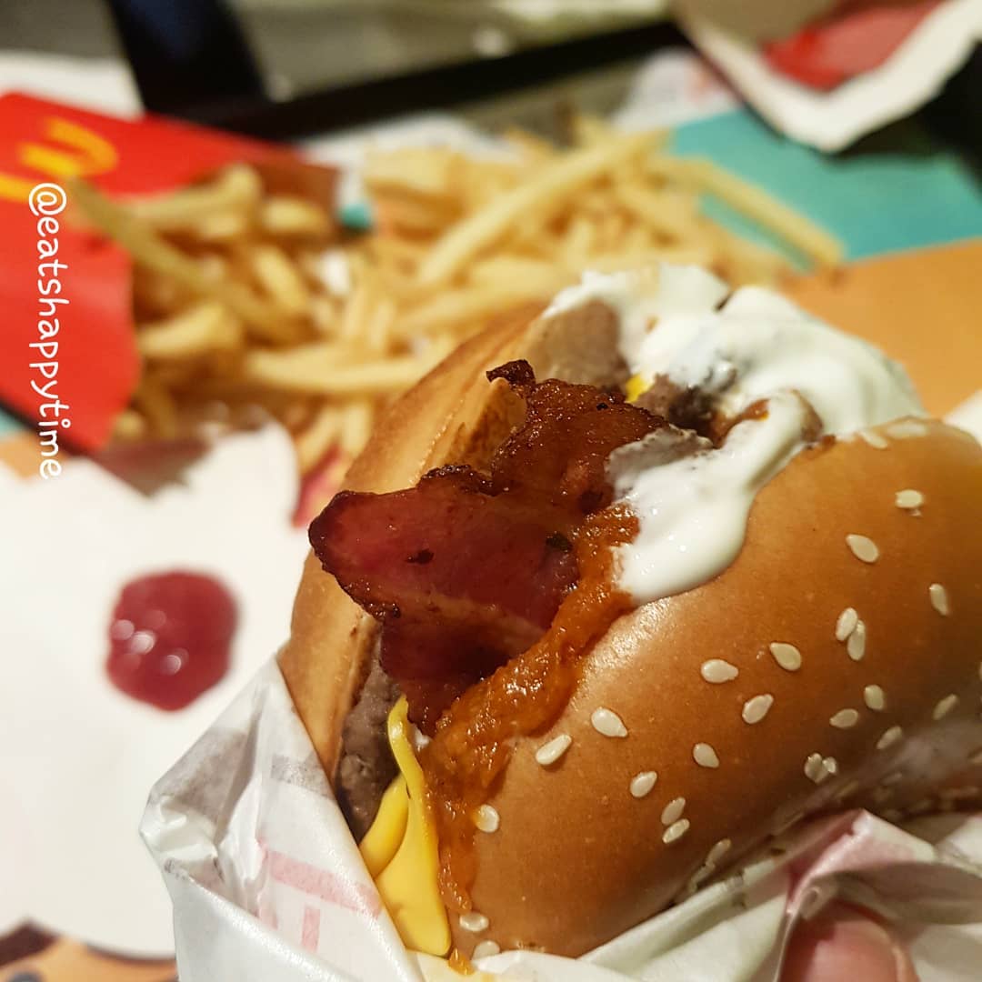 🍔맥도날드🍔
.
■미트칠리비프버거 세트 6.9
.
맥도날드 신상! 
미트칠리버거 먹었어용😍
저 멕시칸음식 넘 좋아하는데
딱 타코맛나는 햄버거였어용
타코 햄버거 버전👍
사워크림이랑 적당히 매콤한 칠리소스가 넘 잘어울리더라구용
치즈가 들어가서 베이컨이랑 패티랑도 잘어울렸어요😆
다만 야채가 하나도 안들어가서 아쉽더라구요
구운양파라도 넣어주지...ㅋㅋㅋ
야채들어간 미트칠리치킨 버거도 먹어보려했는데 한정판매인줄 몰랏어요 좀더 빨리갈걸😭
.
❣타코맛 버거 #잇츠해피타임
.
#맥도날드#맥도날드신메뉴#미트칠리버거#미트칠리비프버거#버거세트#맥도날드햄버거#버거#버거한정판매#아쉽#먹스타그램#푸드스타그램#음식스타그램#버거스타그램#먹팔소통#일상#저녁메뉴