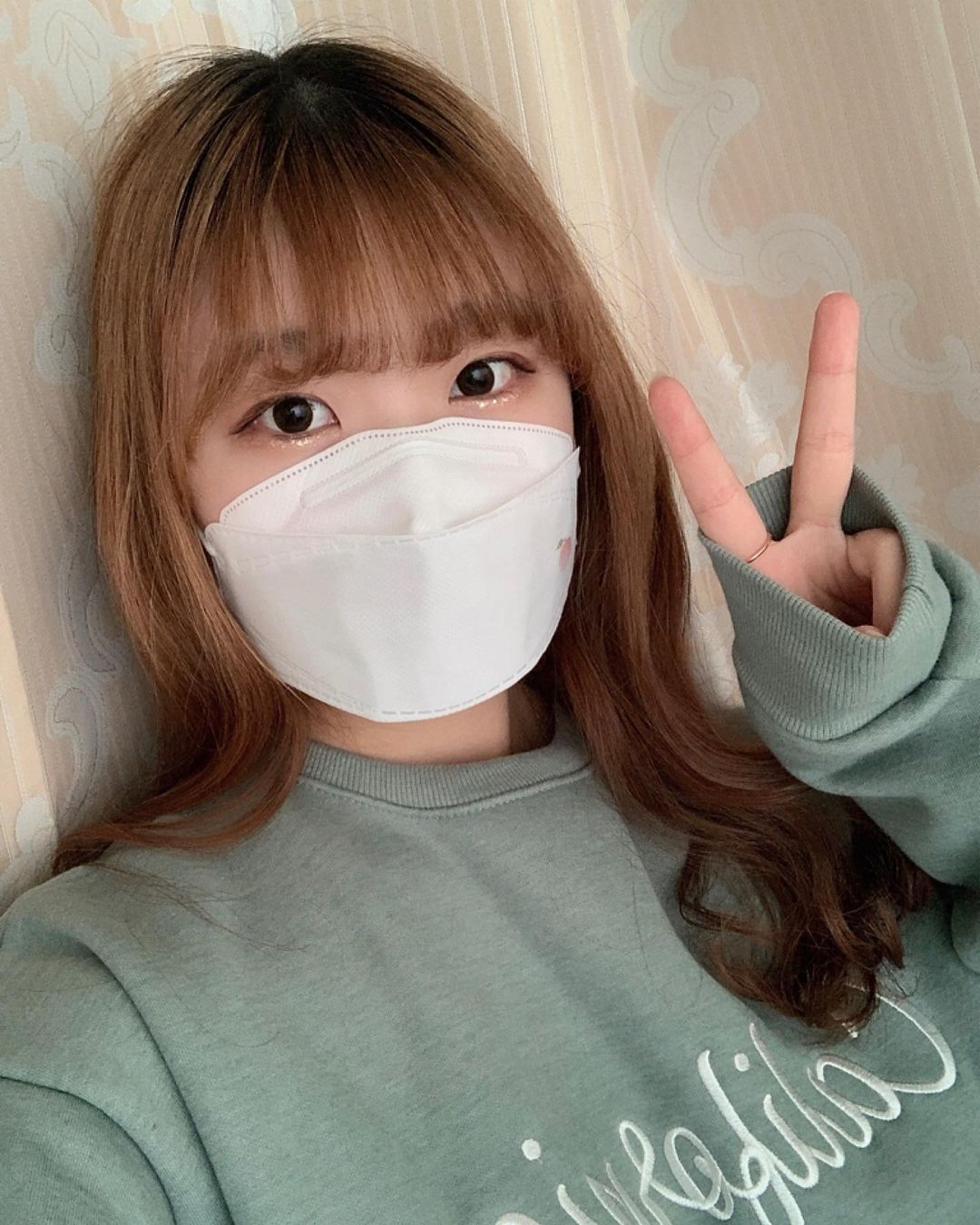  “#협찬 매일 쓰는 마스크에 귀여운 그림과 글이 더해져 ‘패션’마스크가 된답니다(*˘◡˘*) 종류도 다양하고 생일, 졸업, 새해 등 기념하고자 하는 날에 착용할 수 있는 마스크도 많이 있어 좋아요💛 위 사진에서 착용한 마스크는 <M-136 복숭아>…”