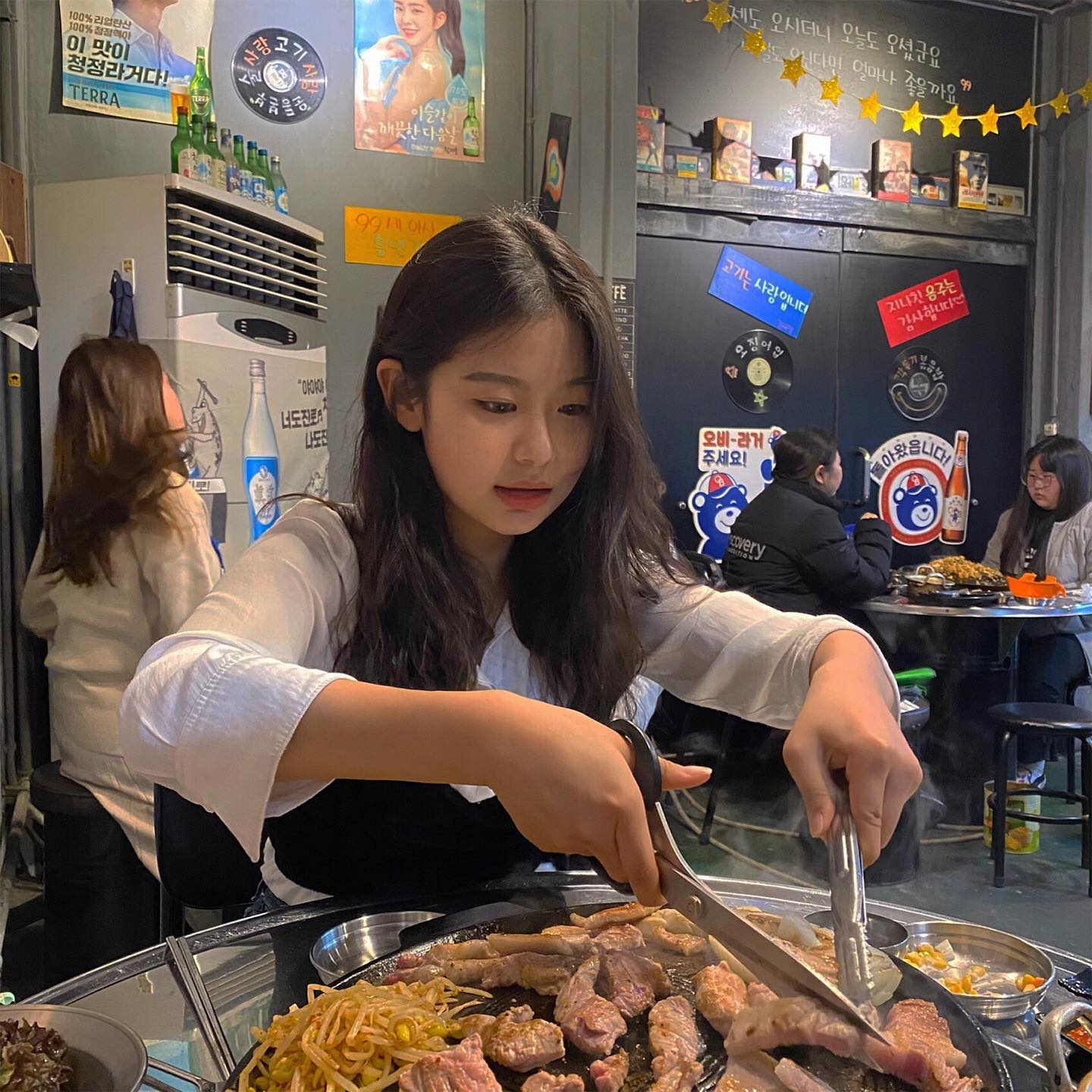 고기 구워주는 여자🍖🍗