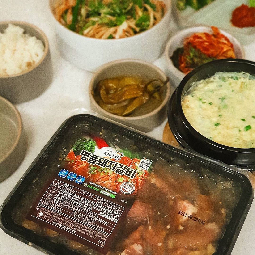  “[제품제공] #26년전통맛집귀빈정 #돼지갈비 저녁은 26년 전통 맛집 귀빈정 진짜 갈비로 든든하게 트레킹 다녀와서 먹방 찍는.. 한 쌈 싸 먹으니 꿀맛 고기도 연하고 과일을 넣어 만든 양념으로 달지 않고 잘 재워진 맛! 캠핑가서 숯불에 구워 먹고…”