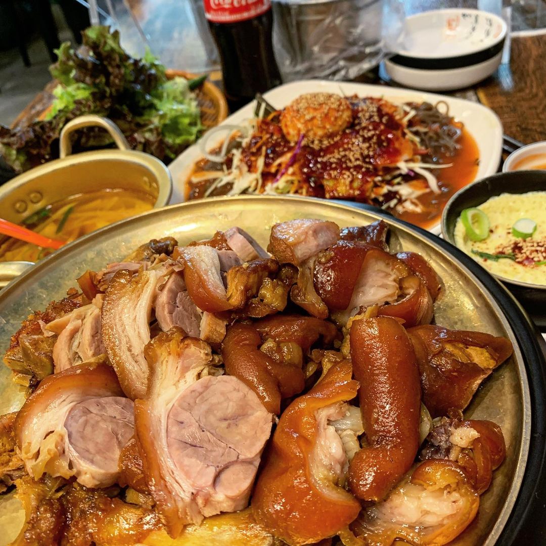  “서울 5대 족발맛집은 역시 맛으로 증명;;;; #솜솜_왕십리 #솜픽 #협찬 왕십리 #로컬맛집 유명한 #호야네족발 맛집은 역시 다른지 평일 오후6시가 되기 전인데도 테이블이 거의 만석이였을정도로 스케일이 남 달랐다.. 홀 손님 외에도…”