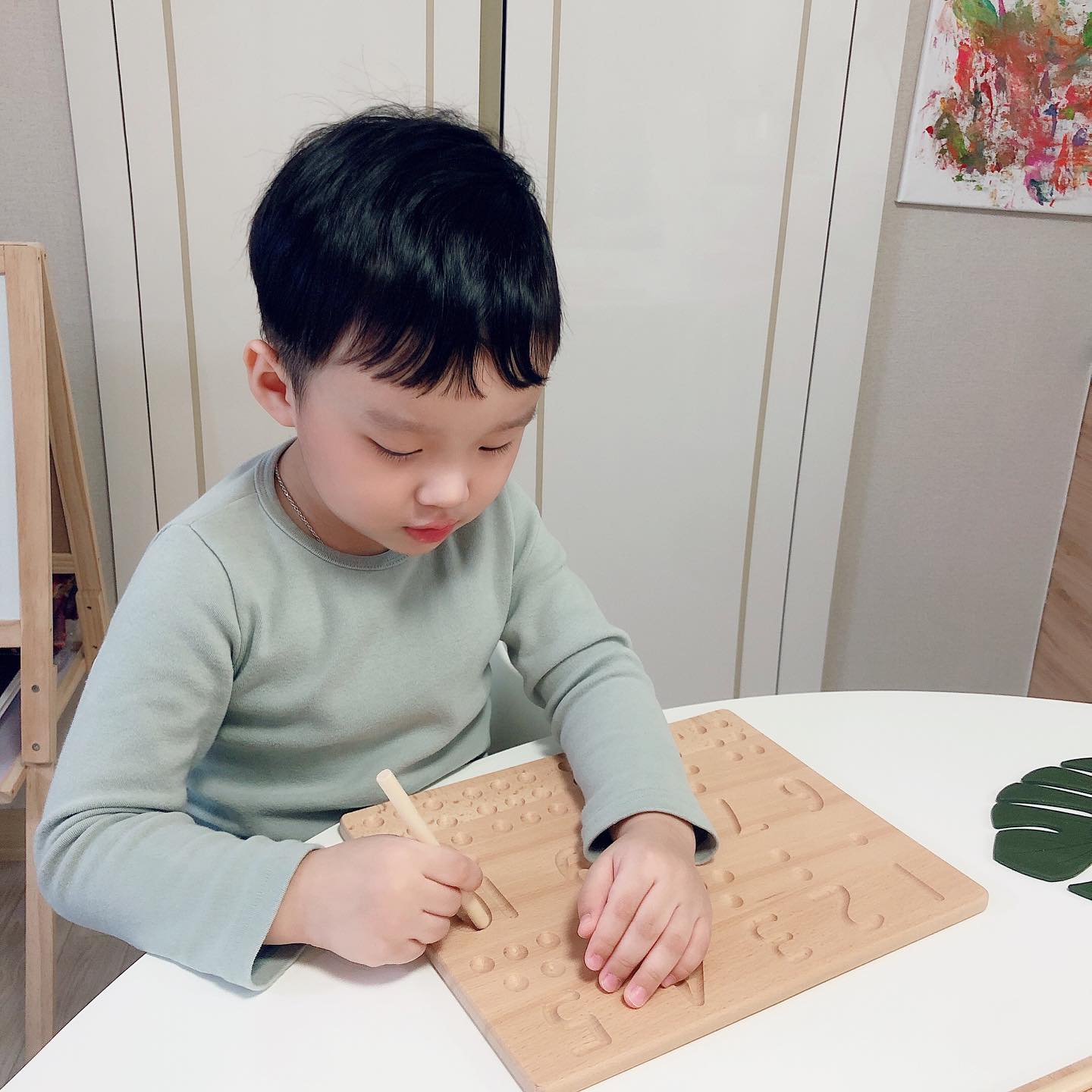 .

2021.02.28 ❤︎ 

공부하자고 하니 
냉큼 달려오는 아들램~
막대를 쥐고 순서대로 따라써보기 하는데 
힘들다며...갑분 숫자퀴즈!!ㅋㅋ
그냥 막대기가 좋아~ㅋㅋ⫬ㅋ⫬ㅋㅋ⫬ 
손 힘기르기엔 좋을듯!!◡̈ 

#다섯살한글공부
#한글공부숫자공부
#쓰기준비