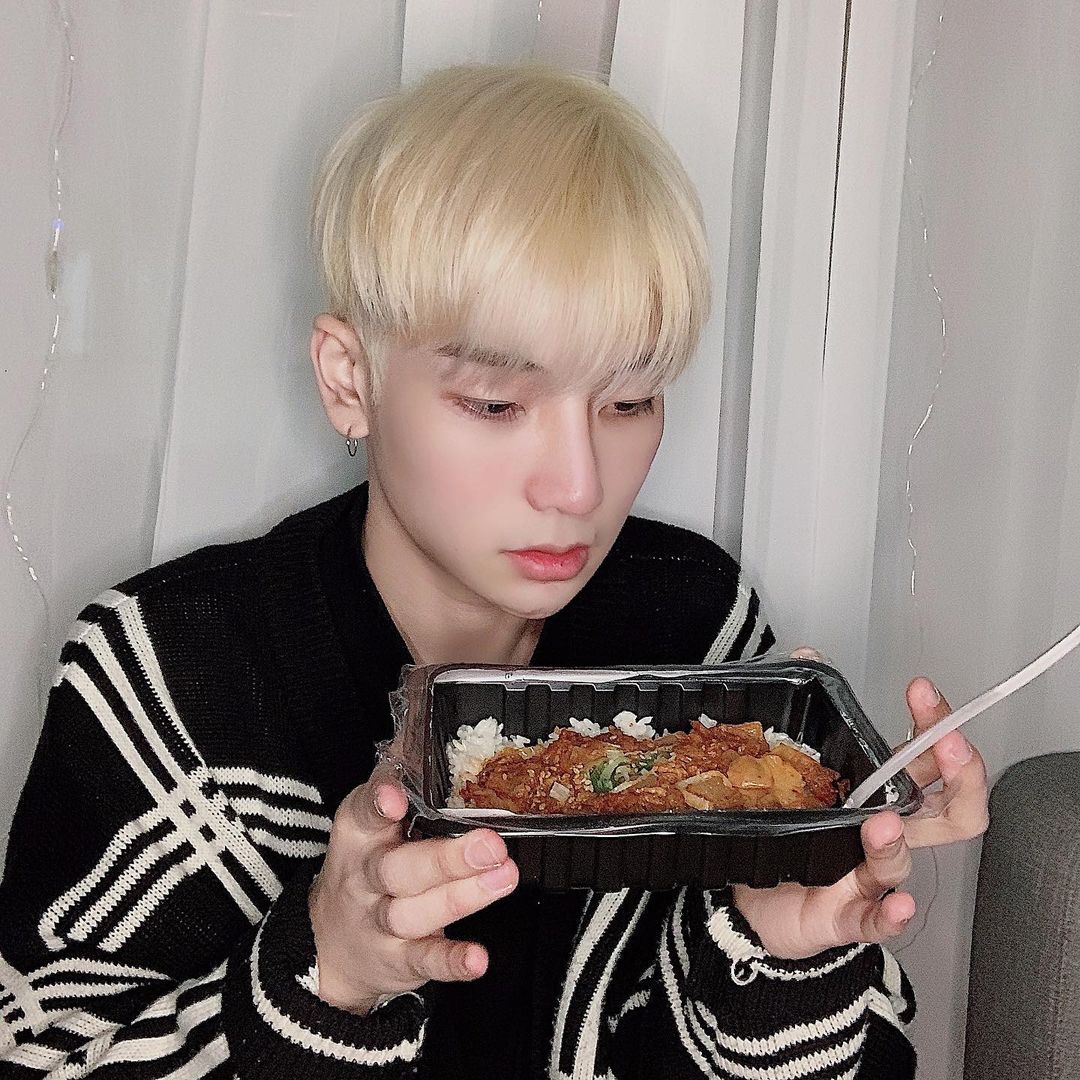  “요즘 집에서 밥해먹기 귀찮을때 강추!!! 간단하게 해먹을수 있는 덮밥 메뉴도 다양하고 식당에서 파는것보다 jmt ☆ 직화핫불닭덮밥 : 쫄깃한 식감의 닭고기와 불맛의 조화로 자꾸자꾸 손이가는 덮밥이에요 ☆ 직화소보로덮밥 : 부드럽게 볶은…”