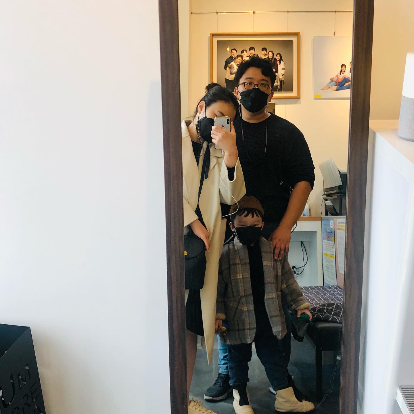 .

2021.02.28 ❤︎ 

거울이 보여서.........◡̈ 
갑분 가족사진 👪 

#거셀샷 
#가족사진 👪