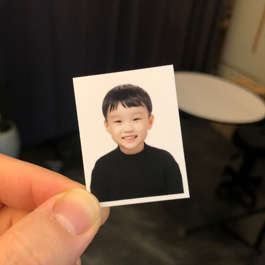 .

2021.02.28 ❤︎ 

다섯살 인생~ 
첫 증명사진인데... 
인생샷건짐 ❤︎ 
ㅋㅋ⫬ㅋ⫬ㅋㅋ⫬ 사진진짜잘찍는다아들~

#도치맘만렙
#아기증명사진