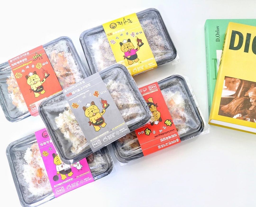  “⠀ 신선한 재료로 직화 불맛을 살려 불맛 향이 코 끝을 자극~~ ⠀ 간단하게 전자레인지에 4분만 데우면 맛있는 직화불맛덮밥 완성 큼지막한 고기 토핑이 가득 한입 입에 넣으면 불맛 향이 입안 가득 퍼지는~~ ⠀ 요거요거 맛이 엄치척👍👍 종류별로…”