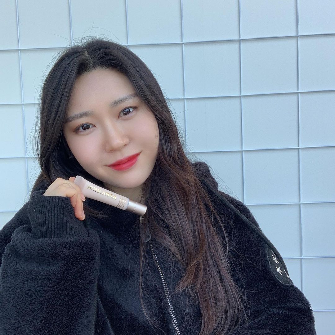  “#협찬 다크서클이 점점 짙어지는 요즘...컨실러가 뗄래야 뗼 수 없는 필수템이 되었어요...😢 그래서 요즘 애용중인 에이프릴스킨 퍼펙트 스팟 이레이징 퍼프 컨실러! 이 컨실러는 두껍지 않게 발리며 가볍게 밀착 되고 색상도 베이지 베이스로 어느…”