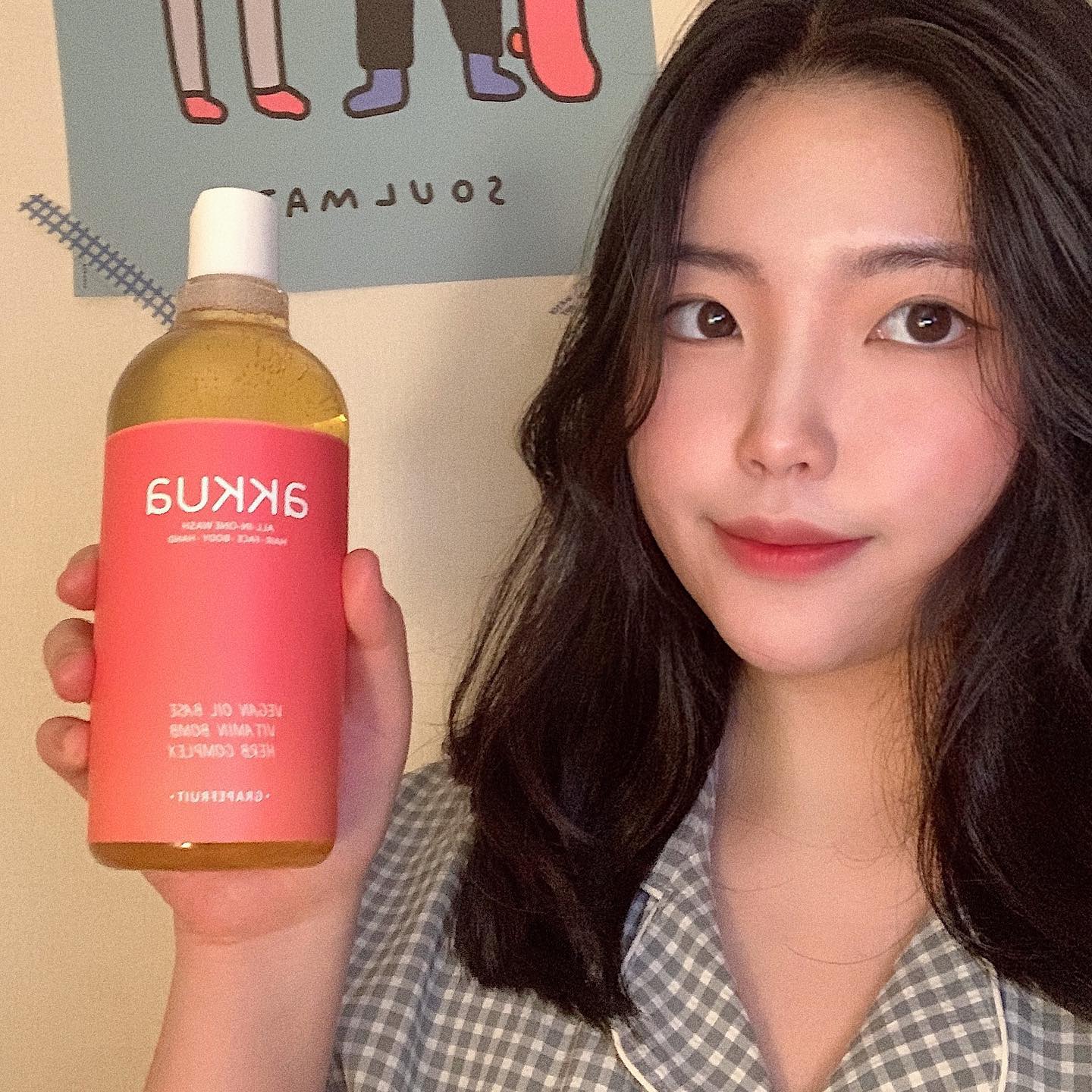 안녕하세요! 정말 오랜만이쥬?
최근 우울감으로 아무것도 못 하고
시체처럼 계속 누워만 있었어요ㅠㅠ
⠀
그래도 최근에 머리도 자르고 기분 전환도 하고
다시금 에너지를 찾게 해준 것들 중에
하나가 바로 #아꾸아올인원바디워시 입니다!
⠀
제품 협찬을 받아서 사용해봤는데
이미 그전부터 제가 잘 사용했었던
제품이 550ml 대용량으로 나온 거라
정말 기쁜 마음으로 써봤습니다
⠀
저는 상큼한 자몽향의 바디워시를
사용해봤는데 진짜 생자몽을
잘라서 손으로 쭈욱 짠 것처럼
찐 상콤냄새가 나요 🍊🧡
그래서 샤워하면서
기분전환을 많이 했던 것 같아요!
주말 내내 욕조에 있었네윰 ㆅㆅ
⠀
그리고 올인원 캐스틸 리퀴드솝이라서
폼클렌징, 바디워시, 샴푸, 핸드솝 등
다양하게 활용할 수 있어요
친환경적이고 자극적이지 않기 때문에
피부가 예민하신 분들도 촉촉하게
사용 가능하답니다🛀🏻💦
다만 합성유연제와 실리콘 없이
천연 계면활성제만 사용해서
손상모일 경우 머리가 뻣뻣하고
기름지는 듯한 느낌이 들 수 있다고 해요!
이럴때는 두피 중심으로 사용 하시고
린스 또는 헤어식초로 헹궈주심 됩니당
오늘도 좋은 하루 보내세요☺️