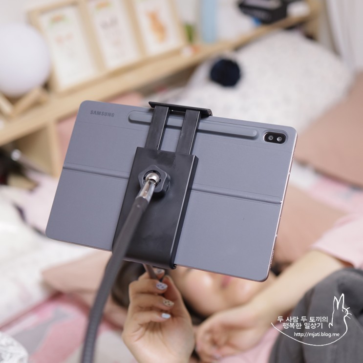 침대 핸드폰 거치대 누워서 폰하기 더베라 스탠드 휴대폰 거치대