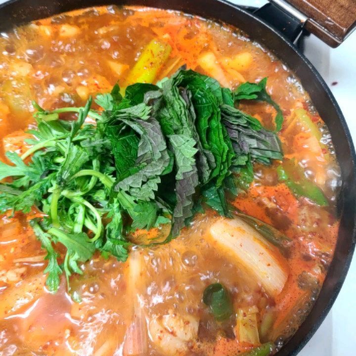 캠핑가서 밀키트로 괜찮은 메뉴 발견!
닭매운탕 이라는 메뉴인데요
칼칼한 매운탕양념에 닭이 들어간 
국물자작한 닭매운탕이에요
캠핑밀키트로 간단한조리는 물론이고
자작한 국물이 마음까지 스르륵 녹여주어요

야채도 신선하고 양도 넉넉해서 추가로 뭐 구입할건 없네요
라면사리는 여기에 필수다 하고 ㅋ따로 넣은거에요
밀키트 구성에는 없으니 참고하세요~^^

이거 맛보면... 집에서 먹었지만 ㅠ 야외나가서 먹으면 정말 술이 술술들어갈 맛이에여

남은 국물로 볶음밥까지😀😀🤩🤩
이건 국룰이죠 ㅋㅋ 알차게 먹을 수 있는 밀키트 추천해요 :)

#닭매운탕#캠핑밀키트#밀키트추천#닭매운탕밀키트#담따프레시#술안주밀키트#협찬