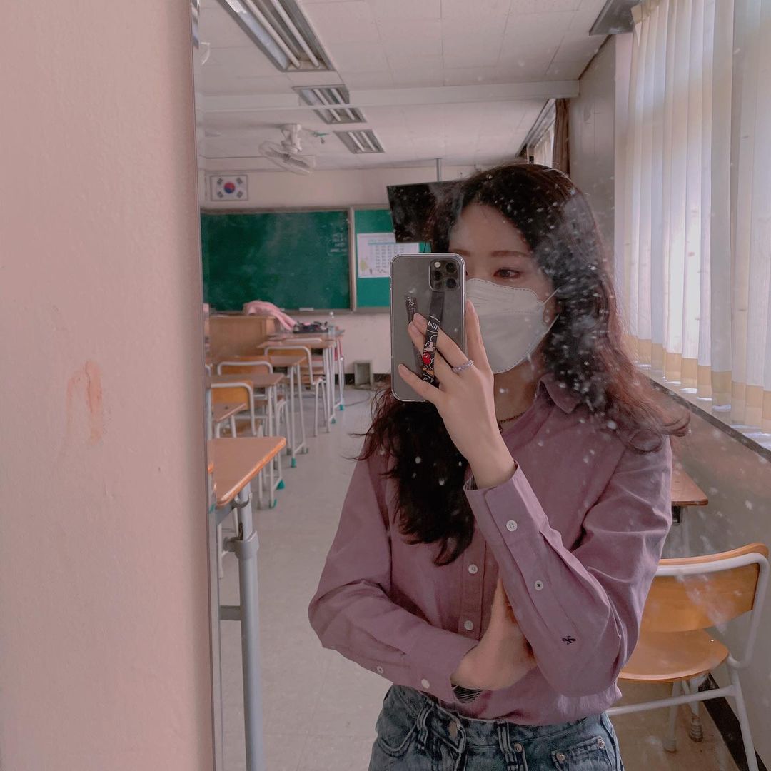  “🖤🐭🖤 미키스트랩의 일상 ✨ 맨날 그립톡만 쓰느라 예쁜 케이스 못 썼는데 이제 스트랩으로 갈아타야지💗 미키 귀여워,,🥺 내 그래파이트랑 찰떡🖤 투명 질리면 스티커로도 꾸밀거야 ! 끈도 완전 탄탄해서 조탕🙌 이제 케이스 낀 채로 무선충전도…”