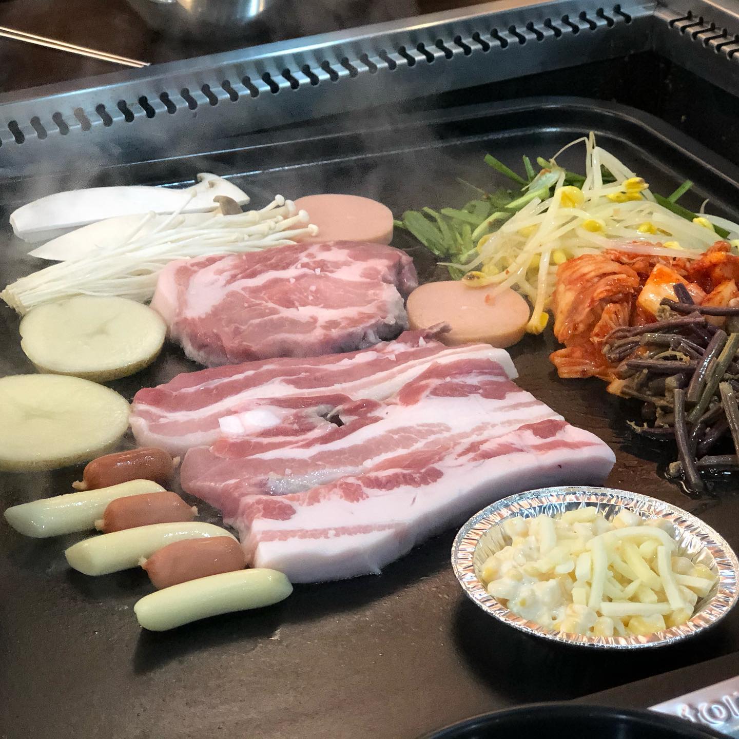 가마솥무쇠판에 구워먹는 삼겹살 찐맛집❤️ 최고등급 한돈을 가마솥무쇠판에 굽굽! 육즙을 가둬 최고의 맛을 느낄 수 있는 칠곡고기집 더드림삼겹살!