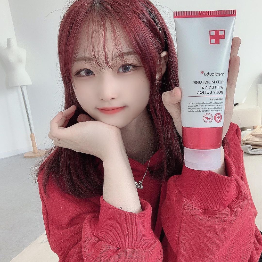  “#협찬 #메디큐브 #레드모이스처화이트닝로션 식약처 고시 미백 기능성 성분, 나이아신아마이드가 함유되어 진짜 미백 효과가 미백 기능성 바디로션으로 거뭇거뭇한 잡티, 얼룩덜룩한 피부톤을 진짜 하얗고 환하게 케어해줘용 저자극으로 건조한 피부에도…”