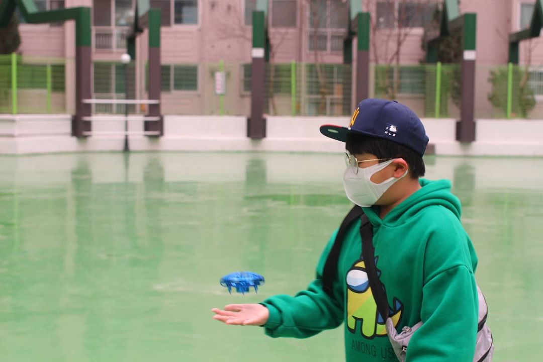  “ufo드론입문용 #스카이넷드론 어린이 드론으로 👍#초등선물추천 . . 집에서 날리며 놀기도 좋고 밖에서 날리기도 좋아요 비도 그치고 해서 저희는 밖에서 날려 보았어요 아빠하고 나가서 놀기~~ 조종기 필요없이 손으로 간편하게 조작하는 어린이용…”