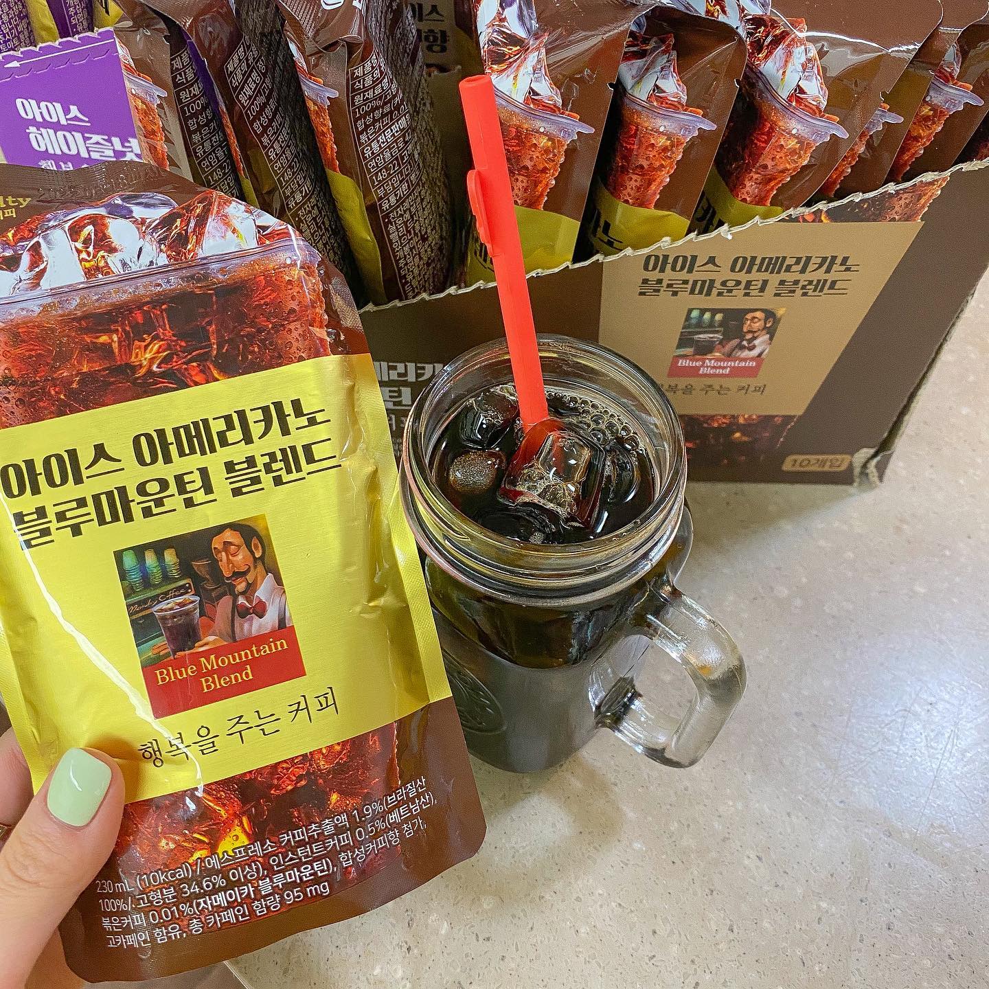 #맥널티 #아이스아메리카노 #블루마운틴블렌드
.
내가 제일 좋아하는 아이스아메리카노🥰
쓰지 않아서 부드럽고 은은하게 단맛이 난다👏🏼✨ 간편하게 하나씩 들고다니면서 얼음컵에 마시기에 좋다🔥
.