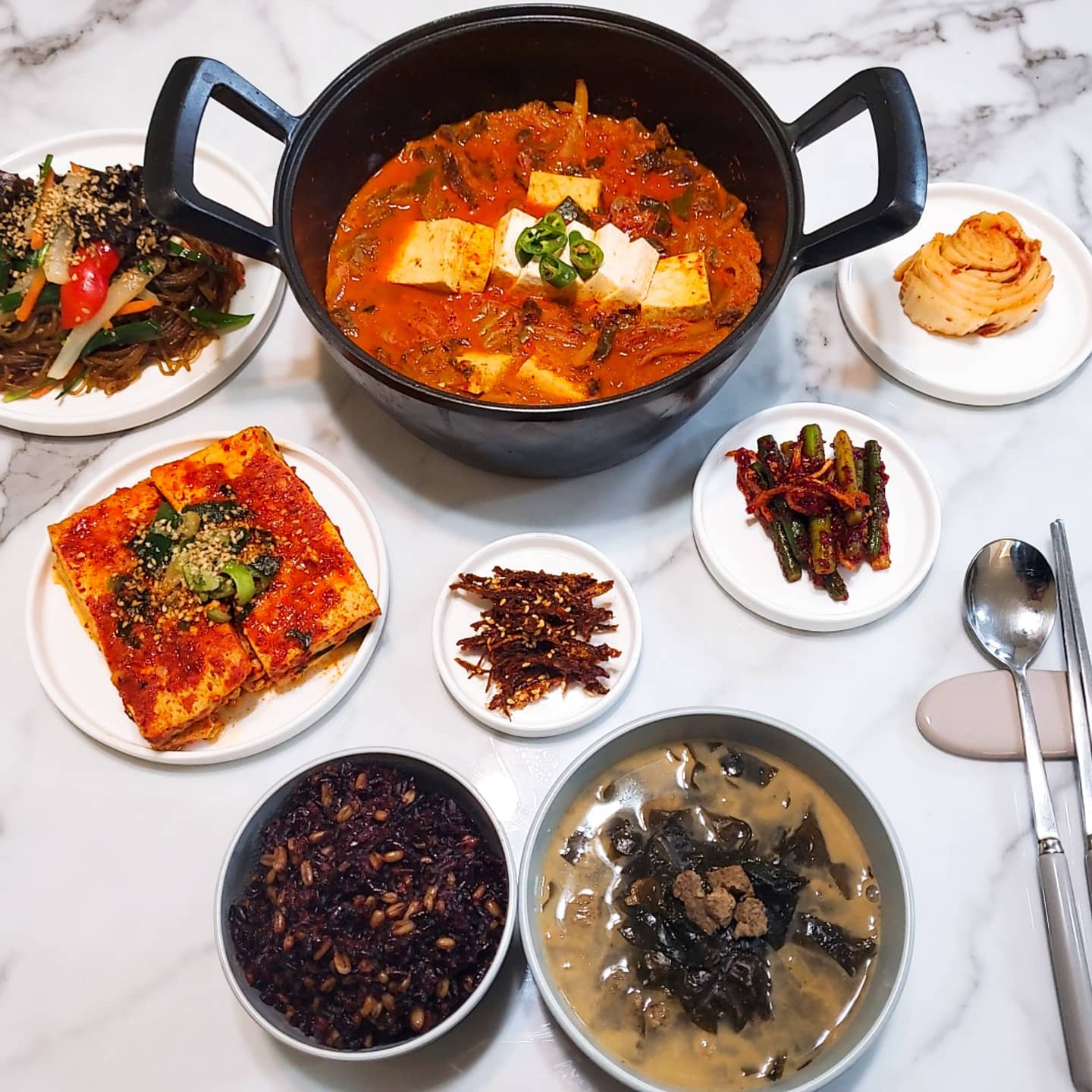 #집밥🍚 #혼밥🍴 #저녁🍳 #건강이쵝오👍🏻
.
님들💛 진짜 오랜만이죠😂
1주일만이에여😭엉엉엉
울인님들💛 옴뇸뇸새댁👩‍🍳 소식 궁금하셨나염😅?! 
제가 요근래 몸이 너무 안 좋아서 
정말 고생을 하고있답니다🤒🤕🤧💦
아직도 완전히 회복되진 않았지만 그래도 일상으로 돌아와서 적응하고 있어요~🥲훌쩍
울 인님들💛 넘 보고싶어서 빨리 회복해찌용👉🏻❣👈🏻
.
오늘은 이른 퇴근을 하고 집에와서 혼밥을 했네여~~ 요즘 남편이 넘 바빠요😵 혼자먹더라도 열심히 일한 저를 위해 한상 차려봤네요🍚🍲
전 뭐니뭐니해도 한식이 제일 좋은거 같아요🙌🏻 김치찌개에 잡채 & 두부조림,
미역국까지  뭐 끝났져~~~
밥 한공기 뚝딱 했습니다🤤💚
잘먹고 건강한게 최고더라구여👍🏻
.
올만에 울 인님들 만나니 넘 좋네요😚
울님들💛 오늘도 너므너므 수고 많으셨어요~~ 푹 쉬세용🙈🙉🙊💋
진짜 건강이 쵝오👍🏻
.
#아픔 #건강이쵝오 #집밥 #혼밥 #한식 #한상차림 #김치찌개 #잡채 #두부조림 #마늘쫑 #미역국 #멸치볶음 #한식최고 #저녁메뉴