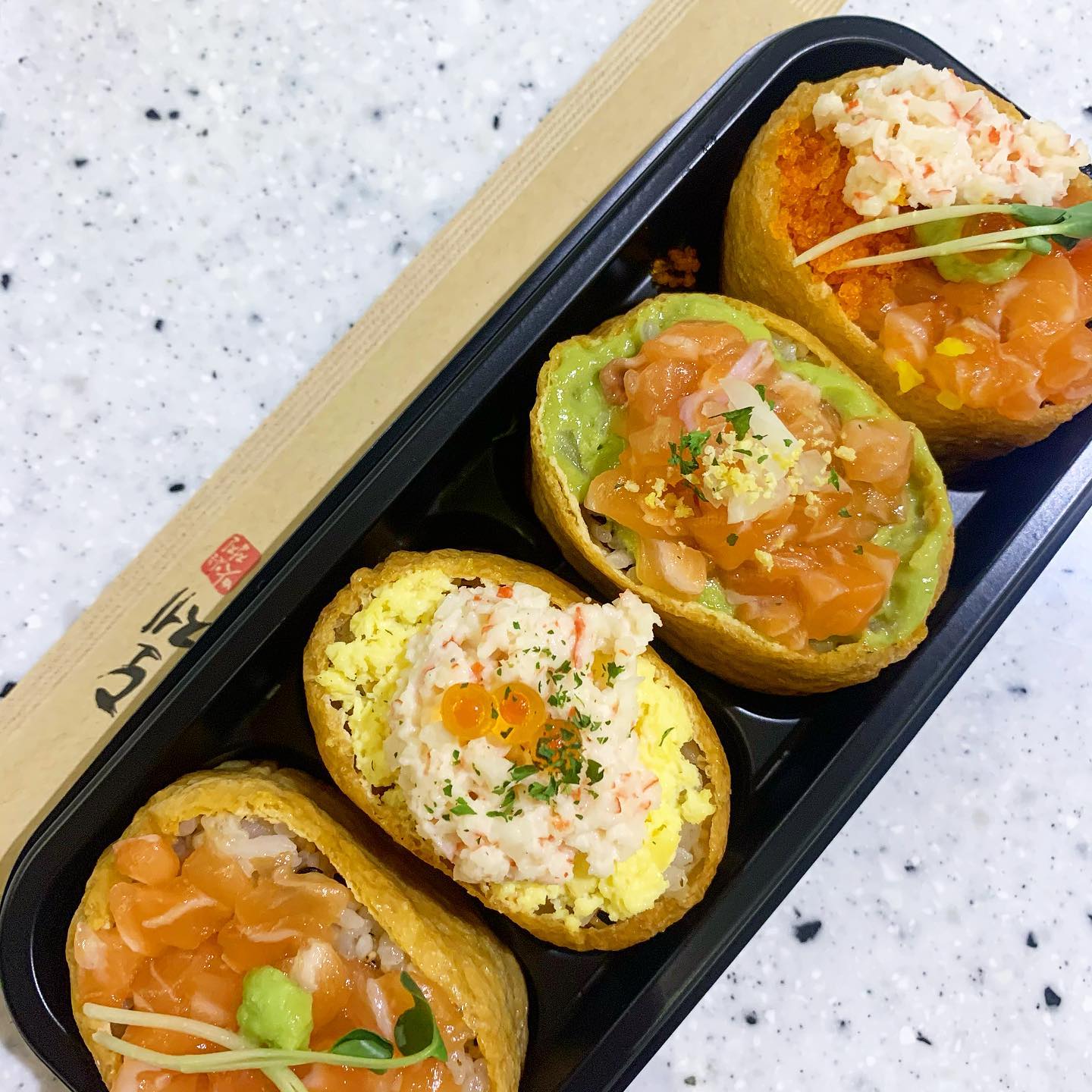 #냠생 #121
#도제 #도제유부초밥

도제 맛있다 냠!
유부초밥 덕후라,
소풍 때 김밥이랑 유부초밥 다 싸간 1인(엄마미안!❤️)

근데 도제 왜 처음묵지..?
어쨋든! 최애 연어와의 콜라보만 데꾸옴😋

저는 아보카도+연어 가 1등🥇
은근 달걀+크래미도 굿굿!
그냥 연어만 있는 건 뭔가 심심하더라구용,,
(고추냉이라도 더 달라!)

어쨋든 도제 첨이었는뎅 넘 맛있었어오,,
요새 n주년(몇주년이었더라,,)이벤트 하구,
#신세계강남점 은 무려 3+1 행사‼️
끝나기전에 가서 드셔욥🍴

✅도제 신세계백화점 강남점 
서울 서초구 신반포로 176 신세계백화점 지하 1층
✏️생연어유부초밥 2,500
✏️그 외 3,000