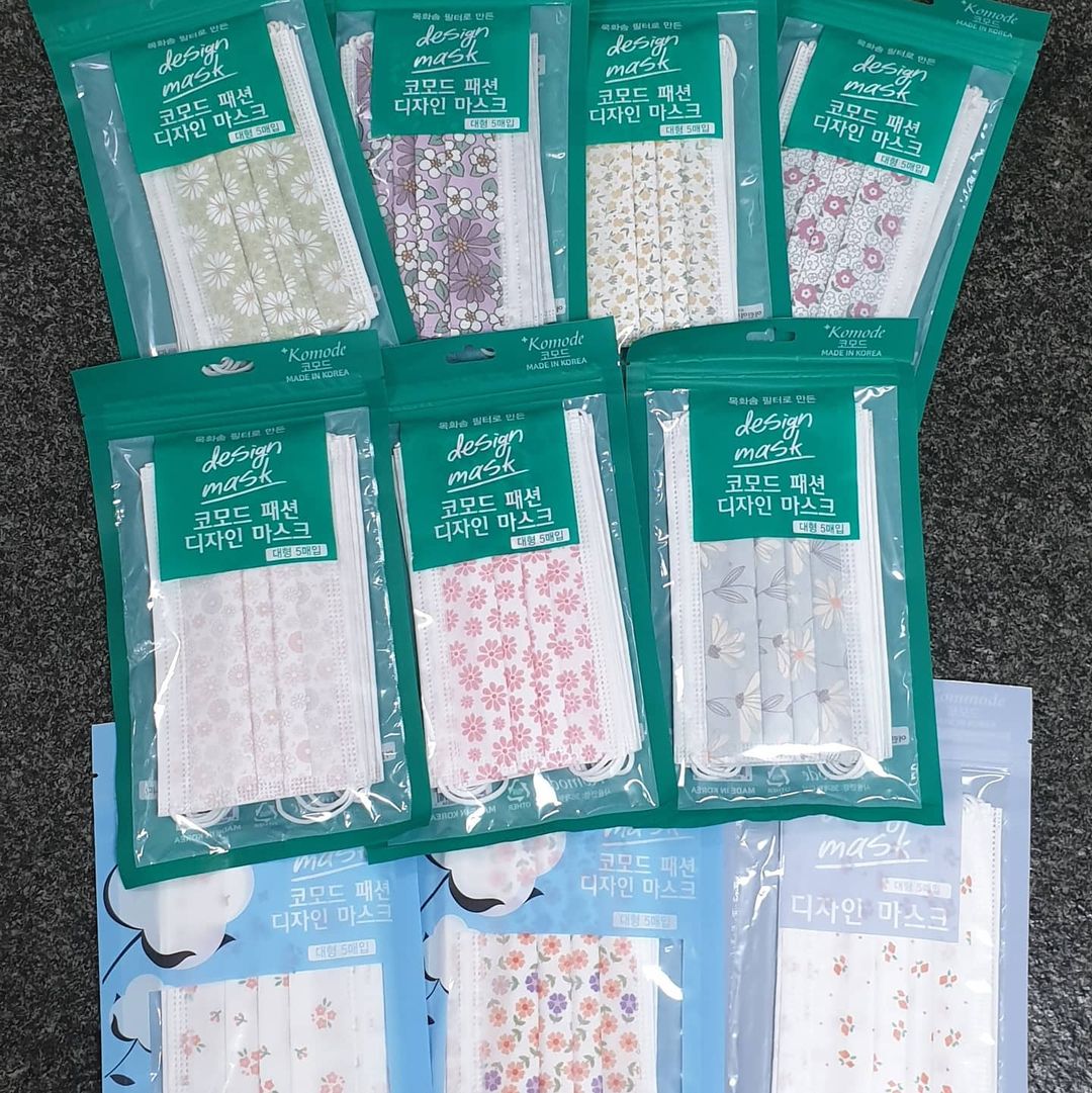  “#협찬 국내산 목화솜필터 마스크예요 100% 국나산 자재를 사용하여 퀄리티 높고 다양한 디자인이 있어요 10종류의 꽃테마 마스크를 받아 사용해 보았어요 디자인 종류가 많아서 골라 쓰는 재미가 있고 지퍼 파우치에 들어 있어 보관도 편해요 각 지퍼팩…”
