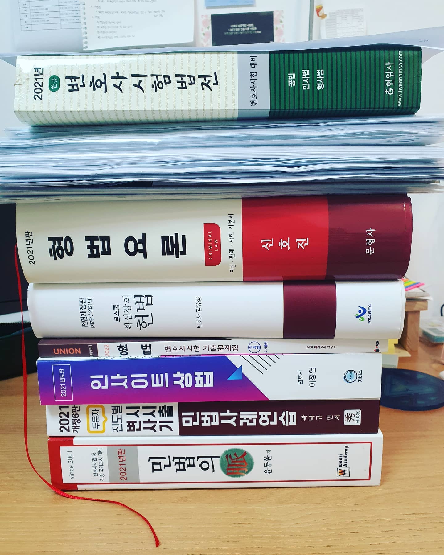 2주간 봐야할 것들. 물론 책의 일부를 발췌해서 봐야하지만 그래도 양이 너~~~~무 많음. 심지어 pdf파일은 또 따로 있음. 고로 폐관수련 합니다. 중간고사 부숴버려... 

#중간고사 #시험공부 #공스타그램 #공부 #진짜싫다 #작가 #데일리 #일상스타그램 #대학원생의삶 #법공부 #뭐라는거야 #살려줘