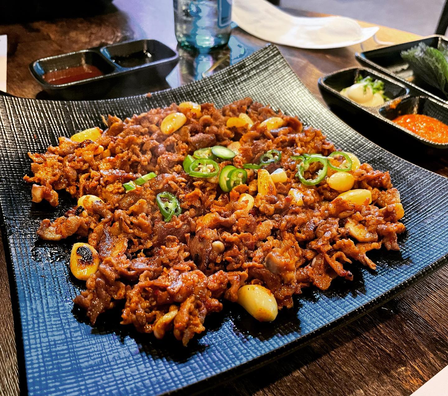 #또리먹방 #동래 
#솔방구리로돌뼈 

동래에 새로생긴 오돌뼈집 생겨서
방문 ✔️
덕천에서 유명하다는데 동래에도 생겨버렸네요 ㅎㅎ 핫플은 가줘야합니다!!

매장도 깔끔하고 오뎅바도 있어서
2차로 가기 너무 좋을꺼같아요❤️

연탄 통마늘 로돌뼈 먹었는데
기본에서 마늘만 추가 한거라고 하네용
맵기는 기본은 하나도 안매워서 저는 좀더 매우면 더 맛있을꺼 같더라구요!!

술냉장고도 신기하게 밑에 망치로 두두리면 바로 슬러시소주가 되더라구요  완전 신기방기 ㅎㅎ
다들 이차갈곳 찾으시면 추천 

#동래술집 #동래오돌뼈 #동래역맛집 #동래역술집 #동래술집추천