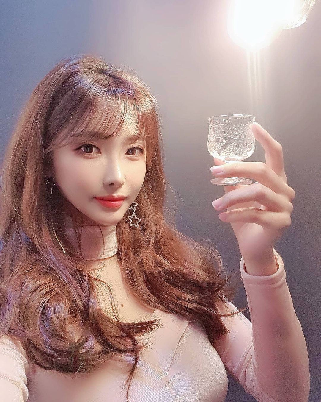  “예쁜 술잔이 술맛을 2배 맛있게 만들어주지요💕 혼술도, 집에서도 감성 가득하게 #미니원홈감성소주잔 나비모양의 크리스탈 잔으로 고급스럽게 하루를 마무리합니다 #그대의눈동자에건배를🥂…”