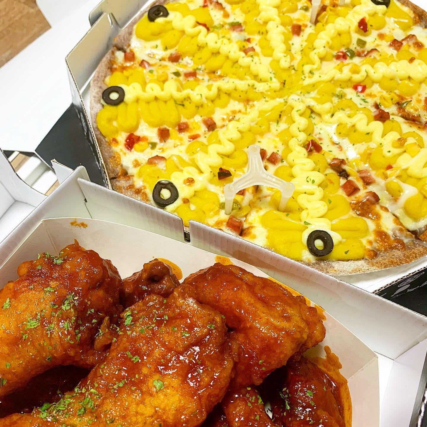 #냠생 #122
#피치랑구제주점 #피치랑
⠀
드디어 먹어본 피치랑🍗🍕
피자+치킨 세트는 모다? 해피니스,,🎶
⠀
사실 배민에 뜨기도 했지만,
울 인님 가게인 것 같아서!! 주문해봤어용😝
⠀
역시 울 인님들 다 먹잘알🤟
먹는 거에 진심인 분은 다릅니다,,
우선 치킨이요?
양념이 이렇게 바삭한 거 처음ㅠ🤦‍♀️
피자는 무슨 예술작품인줄ㅜㅜ
도우 겁나 얇고 쫀득+토핑 낭낭
⠀
저 진짜 사실 잘 아는 분은 아닌데🤣🤣
그냥 제 인생 치킨&피자였어여,,ㅠㅠ
(이틀 뒤에 또 시킴요,,ㅎ 슈프림도 존맛탱!)
⠀
앞으로 남은 메뉴 뿌실 생각에 기쁨^^*
meokkwang_jeju 보고계신가여>< 뿌실겁니다!!!!
⠀
✅피치랑 구제주점
제주 제주시 광양6길 5 2층
⠀
✏️피치세트(L) 25,900
✏️바삭양념(켄터키) 1,000 추가