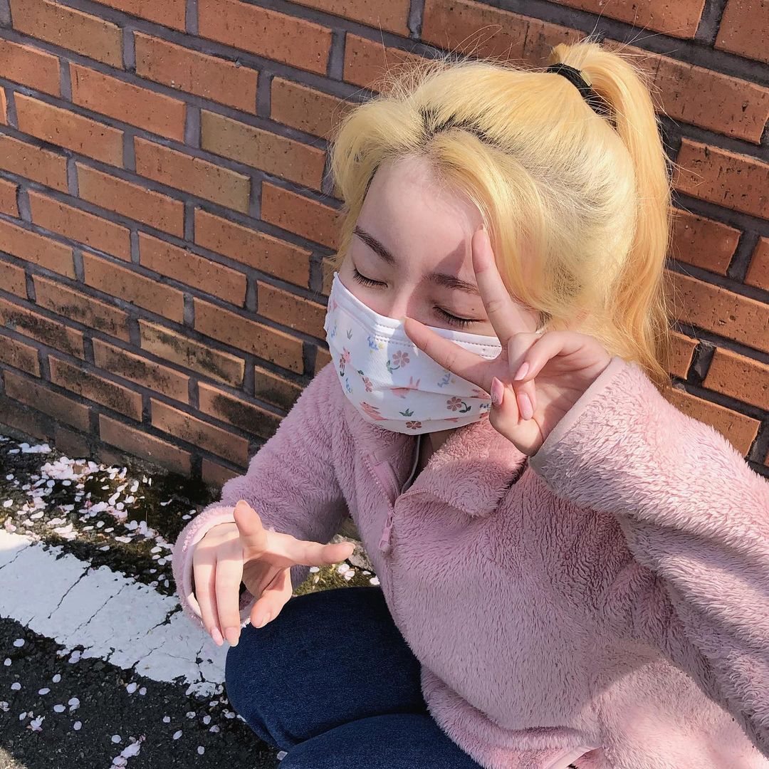  “#협찬 ➿코모드 패션 디자인 마스크➿ 학교 갈 때 항상 쌩얼이라 좀 부끄러웠는데 마스크 덕분에 이젠 안 부끄러워욥!!⁼̴̤̆◡̶͂⁼̴̤̆ ❤️ 마스크도 요즘엔 패션 아이템🎶 ✔️모든 원자재를 국산으로 만든 프리미엄 마스크😉 ✔️목화솜 필터로 숨쉬기…”