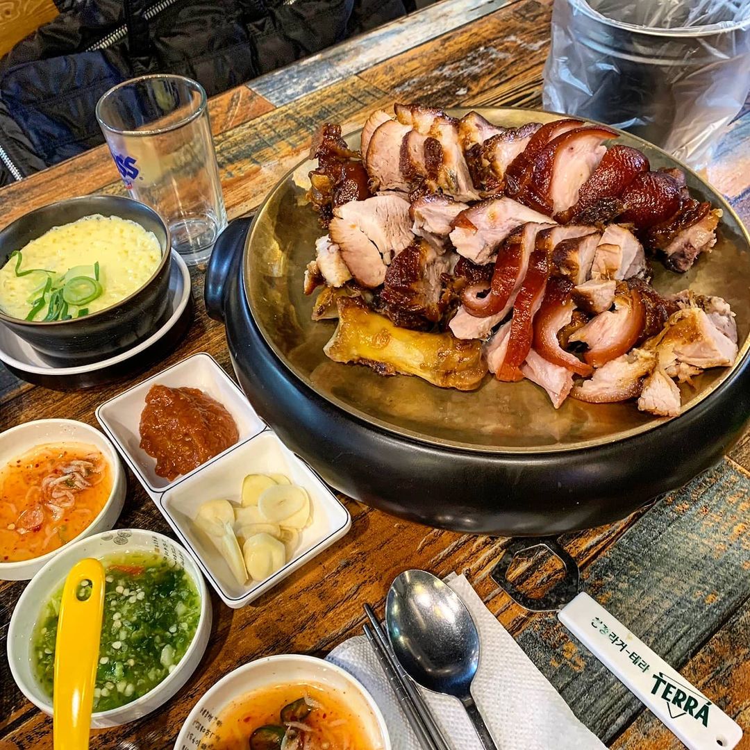  “#협찬 이번에는 족발이다 퇴근과 족발에 맥주는 빠질 수 없어서 앉자마자 맥주부터 주문했다 세상 행복한 마음에 먼저 나온 오뎅탕을 한입 먹었는데, 얼큰하고 깊은 국물에 소주 시킬걸.. 오늘은 살구랑 친구가 될 수 없으니 참았다 . 곧 나온 족발이 크고…”