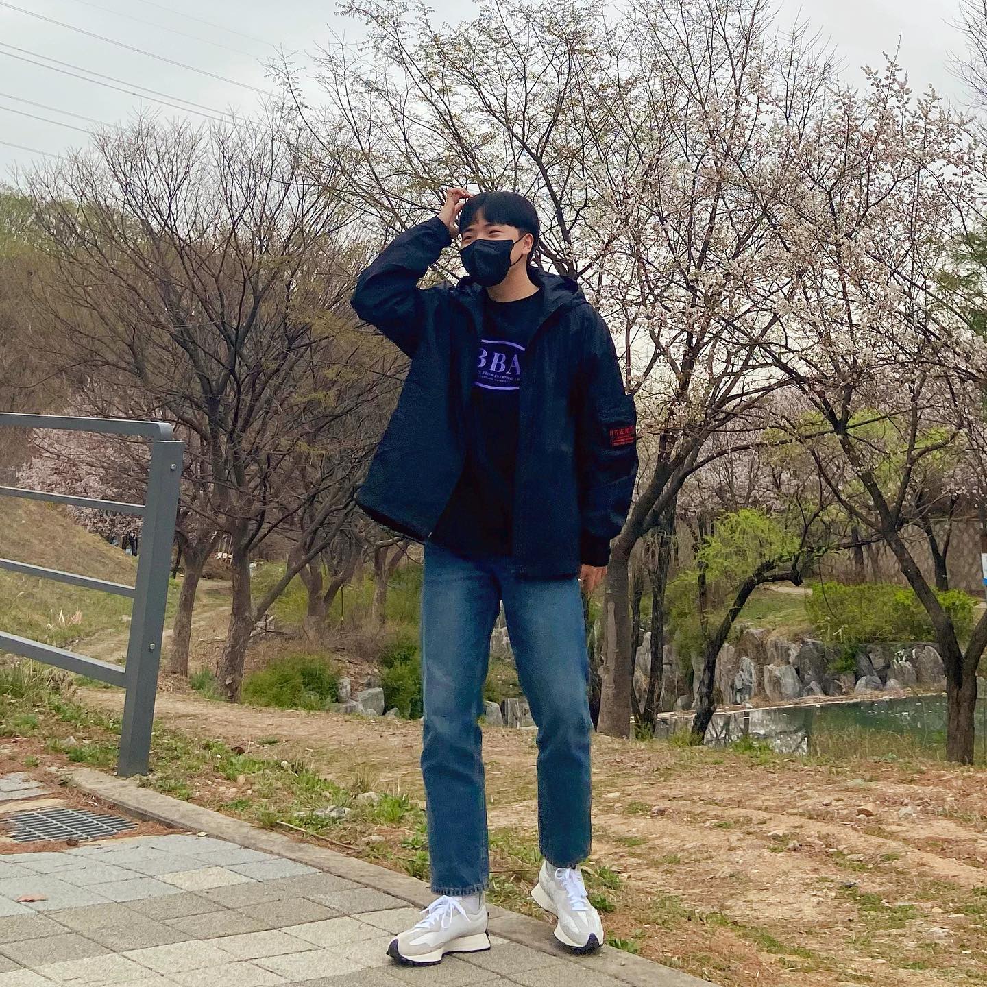 체험단+이벤트 당첨
iter_official 바람막이입니다. 얇고 가벼운 재질이라 바람이 불다 안불다 하는 요즘 날씨에 걸쳐입기 딱 좋은 제품인 것 같습니다ㅎㅎ
byebyall_official 깔끔한 로고가 포인트인 맨투맨입니다. 검은색에 예쁜 보라색 로고, 적당히 오버한 핏감과 두께의 옷이라 편하게 입기 너무 좋은 것 같습니다👍