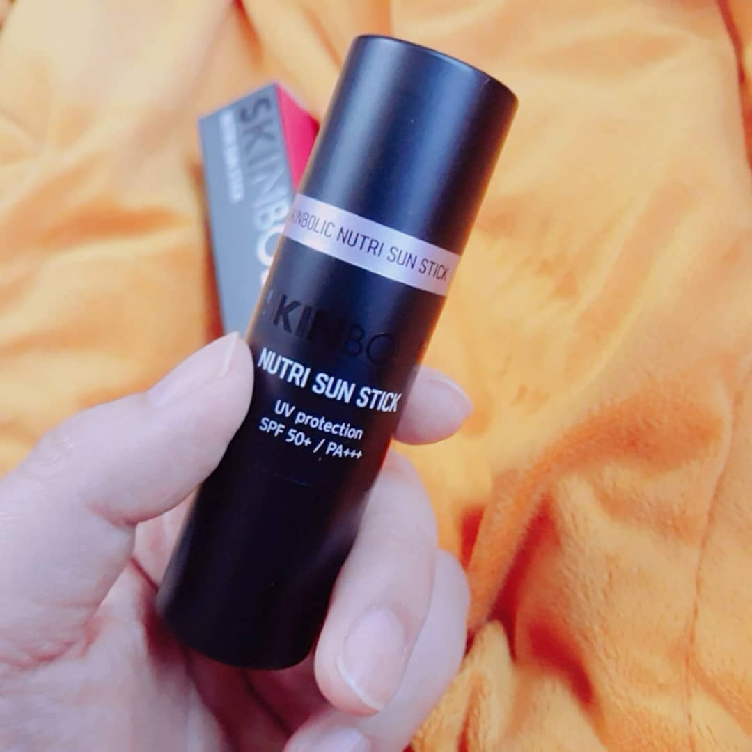  “#협찬 날이 따스해지고 볕도 좋아지네요. 일년내내 해야하는 썬케어를 요즘 더욱 신경쓰게 되죠. 전 픽스리빙 스킨볼릭 뉴트리 선스틱을 써보게 되었어요. SOF 50+ , PA+++ 인 점도 좋았지만 다른 선크림은 갖고 다니기는 좀 큰데 이건 작은…”